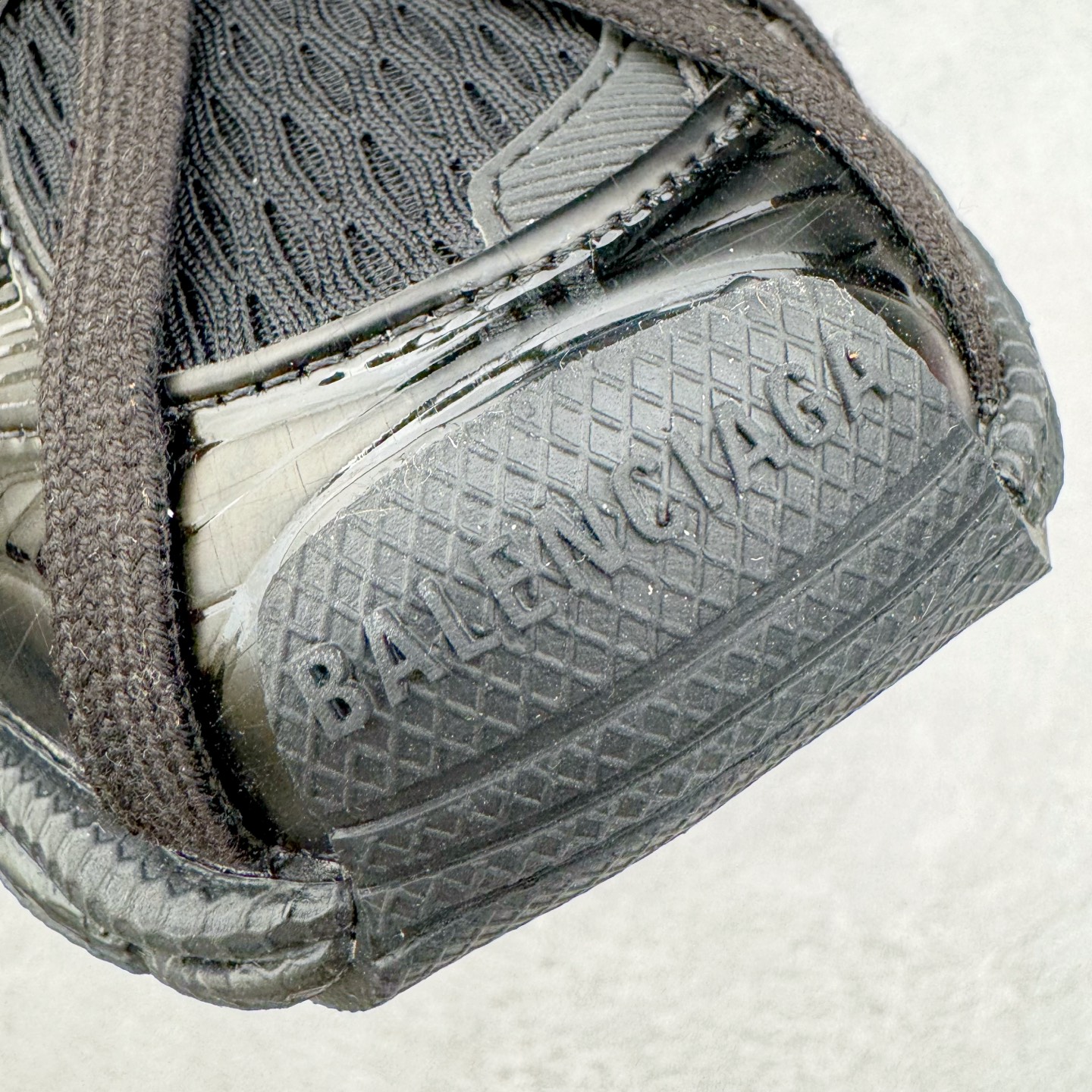 图片[12]-＃VG零售版 BALENCIAGA 3XL Sneakers 巴黎世家十代网布系带低帮走秀复古老爹鞋 全套原纸板楦头开发 最原汁原味的灵魂版型 全鞋荧光划线卡点 胶水把控整洁度追求极致完美 每一双都是工艺品 多重QC质检 超越公司货的品控标准 实实在在的免检产品 原盒原配 正确字体电绣 粗细、位置、大小正确 侧边TPU 透气孔匹配意产原版 正确分离大底 TPU软底 原版一致大底LOGO 立体感十足 原厂皮料水洗做旧 采购原厂网纱 不含皮革 网布材料和聚氨酯 磨损效果 鞋头边缘和后帮 Balenciaga 徽标 鞋面和后跟凸印尺码 鞋舌 3XL 橡胶品牌标识和反光细节 鞋帮拉袢和鞋舌拉祥 配反光细节 备用鞋带在鞋履前侧 可在穿着前取下 便于不同造型搭配 正常尺码 尺码：35 36 37 38 39 40 41 42 43 44 45 46-选品中心