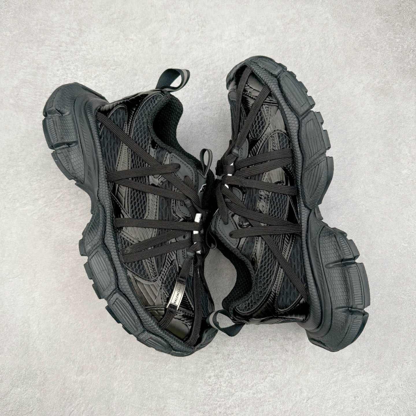 图片[3]-＃VG零售版 BALENCIAGA 3XL Sneakers 巴黎世家十代网布系带低帮走秀复古老爹鞋 全套原纸板楦头开发 最原汁原味的灵魂版型 全鞋荧光划线卡点 胶水把控整洁度追求极致完美 每一双都是工艺品 多重QC质检 超越公司货的品控标准 实实在在的免检产品 原盒原配 正确字体电绣 粗细、位置、大小正确 侧边TPU 透气孔匹配意产原版 正确分离大底 TPU软底 原版一致大底LOGO 立体感十足 原厂皮料水洗做旧 采购原厂网纱 不含皮革 网布材料和聚氨酯 磨损效果 鞋头边缘和后帮 Balenciaga 徽标 鞋面和后跟凸印尺码 鞋舌 3XL 橡胶品牌标识和反光细节 鞋帮拉袢和鞋舌拉祥 配反光细节 备用鞋带在鞋履前侧 可在穿着前取下 便于不同造型搭配 正常尺码 尺码：35 36 37 38 39 40 41 42 43 44 45 46-选品中心