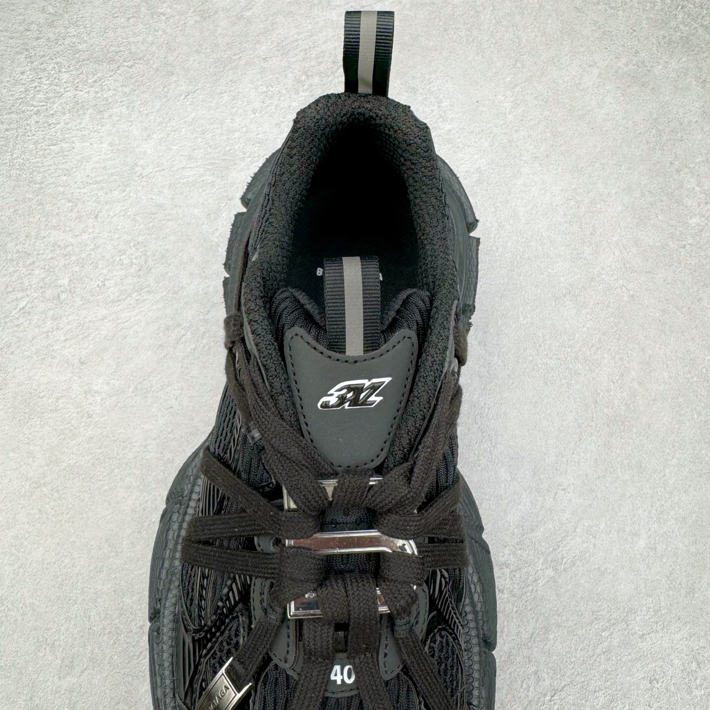 图片[5]-＃VG零售版 BALENCIAGA 3XL Sneakers 巴黎世家十代网布系带低帮走秀复古老爹鞋 全套原纸板楦头开发 最原汁原味的灵魂版型 全鞋荧光划线卡点 胶水把控整洁度追求极致完美 每一双都是工艺品 多重QC质检 超越公司货的品控标准 实实在在的免检产品 原盒原配 正确字体电绣 粗细、位置、大小正确 侧边TPU 透气孔匹配意产原版 正确分离大底 TPU软底 原版一致大底LOGO 立体感十足 原厂皮料水洗做旧 采购原厂网纱 不含皮革 网布材料和聚氨酯 磨损效果 鞋头边缘和后帮 Balenciaga 徽标 鞋面和后跟凸印尺码 鞋舌 3XL 橡胶品牌标识和反光细节 鞋帮拉袢和鞋舌拉祥 配反光细节 备用鞋带在鞋履前侧 可在穿着前取下 便于不同造型搭配 正常尺码 尺码：35 36 37 38 39 40 41 42 43 44 45 46-选品中心