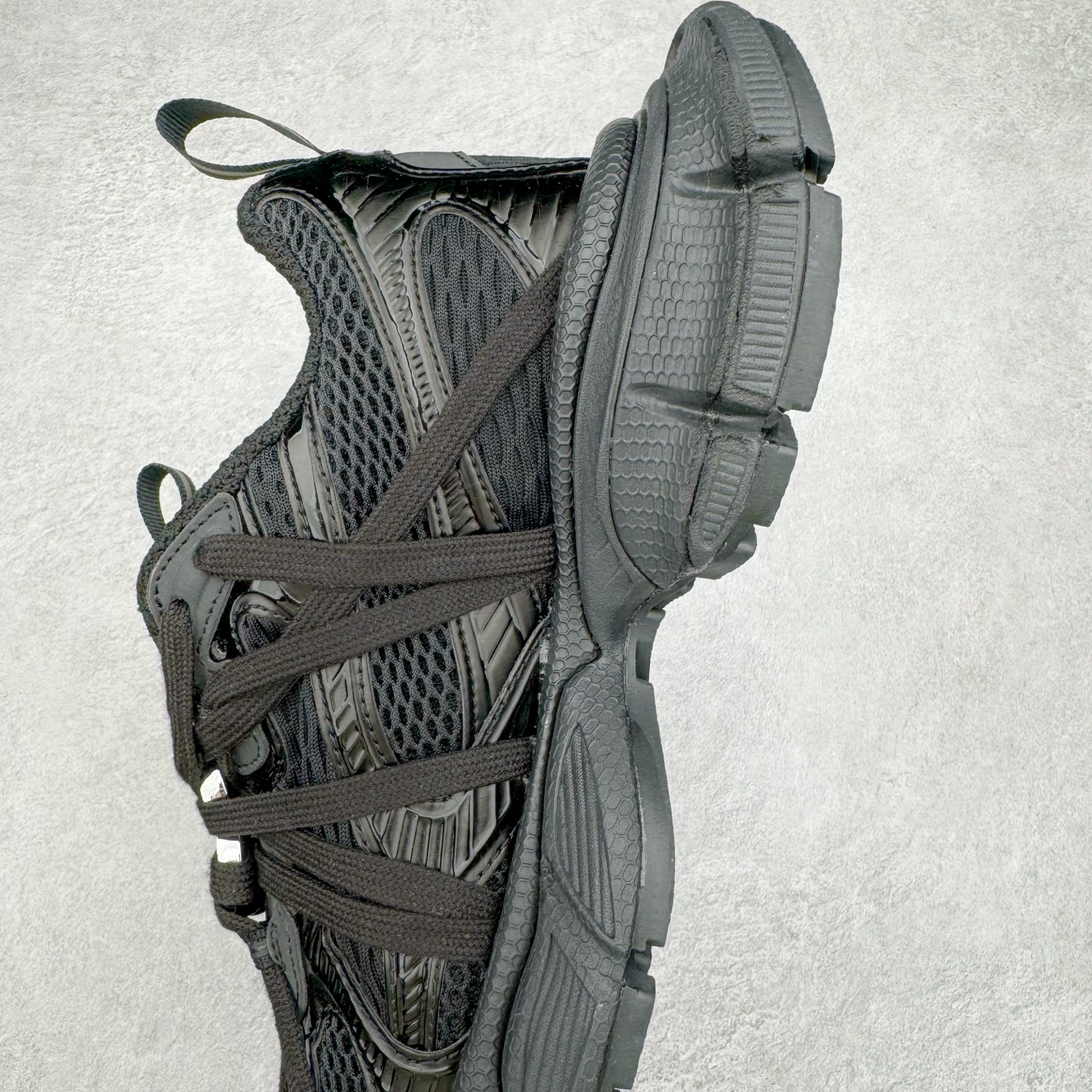 图片[7]-＃VG零售版 BALENCIAGA 3XL Sneakers 巴黎世家十代网布系带低帮走秀复古老爹鞋 全套原纸板楦头开发 最原汁原味的灵魂版型 全鞋荧光划线卡点 胶水把控整洁度追求极致完美 每一双都是工艺品 多重QC质检 超越公司货的品控标准 实实在在的免检产品 原盒原配 正确字体电绣 粗细、位置、大小正确 侧边TPU 透气孔匹配意产原版 正确分离大底 TPU软底 原版一致大底LOGO 立体感十足 原厂皮料水洗做旧 采购原厂网纱 不含皮革 网布材料和聚氨酯 磨损效果 鞋头边缘和后帮 Balenciaga 徽标 鞋面和后跟凸印尺码 鞋舌 3XL 橡胶品牌标识和反光细节 鞋帮拉袢和鞋舌拉祥 配反光细节 备用鞋带在鞋履前侧 可在穿着前取下 便于不同造型搭配 正常尺码 尺码：35 36 37 38 39 40 41 42 43 44 45 46-选品中心