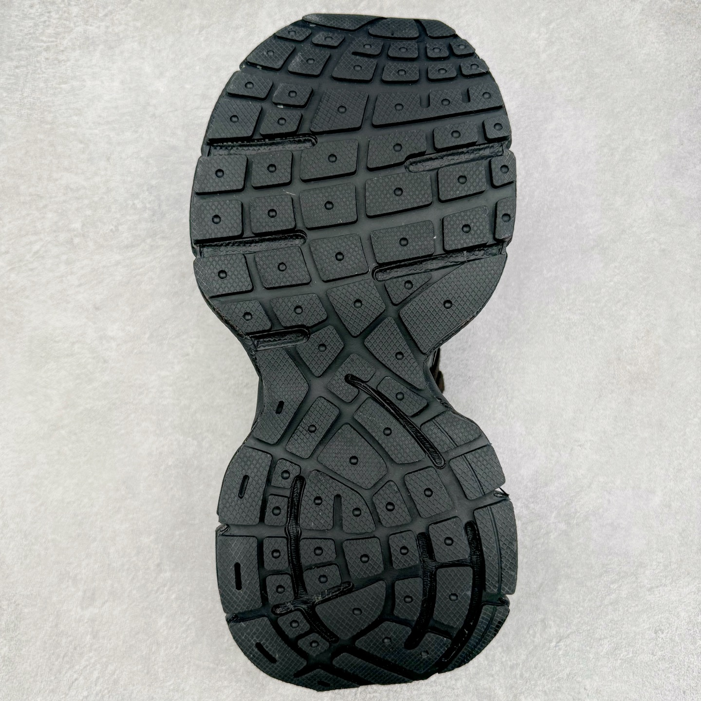 图片[9]-＃VG零售版 BALENCIAGA 3XL Sneakers 巴黎世家十代网布系带低帮走秀复古老爹鞋 全套原纸板楦头开发 最原汁原味的灵魂版型 全鞋荧光划线卡点 胶水把控整洁度追求极致完美 每一双都是工艺品 多重QC质检 超越公司货的品控标准 实实在在的免检产品 原盒原配 正确字体电绣 粗细、位置、大小正确 侧边TPU 透气孔匹配意产原版 正确分离大底 TPU软底 原版一致大底LOGO 立体感十足 原厂皮料水洗做旧 采购原厂网纱 不含皮革 网布材料和聚氨酯 磨损效果 鞋头边缘和后帮 Balenciaga 徽标 鞋面和后跟凸印尺码 鞋舌 3XL 橡胶品牌标识和反光细节 鞋帮拉袢和鞋舌拉祥 配反光细节 备用鞋带在鞋履前侧 可在穿着前取下 便于不同造型搭配 正常尺码 尺码：35 36 37 38 39 40 41 42 43 44 45 46-选品中心