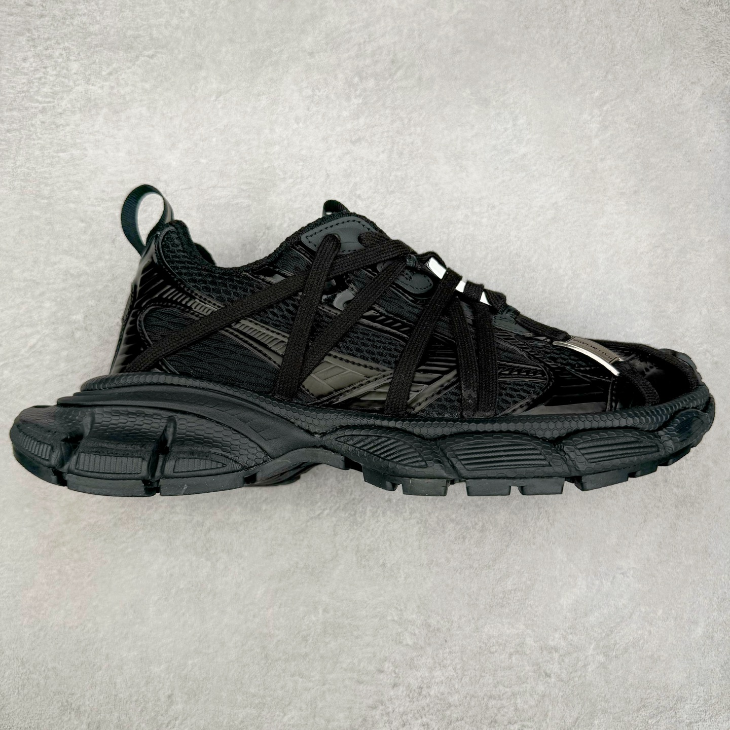 ＃VG零售版 BALENCIAGA 3XL Sneakers 巴黎世家十代网布系带低帮走秀复古老爹鞋 全套原纸板楦头开发 最原汁原味的灵魂版型 全鞋荧光划线卡点 胶水把控整洁度追求极致完美 每一双都是工艺品 多重QC质检 超越公司货的品控标准 实实在在的免检产品 原盒原配 正确字体电绣 粗细、位置、大小正确 侧边TPU 透气孔匹配意产原版 正确分离大底 TPU软底 原版一致大底LOGO 立体感十足 原厂皮料水洗做旧 采购原厂网纱 不含皮革 网布材料和聚氨酯 磨损效果 鞋头边缘和后帮 Balenciaga 徽标 鞋面和后跟凸印尺码 鞋舌 3XL 橡胶品牌标识和反光细节 鞋帮拉袢和鞋舌拉祥 配反光细节 备用鞋带在鞋履前侧 可在穿着前取下 便于不同造型搭配 正常尺码 尺码：35 36 37 38 39 40 41 42 43 44 45 46-选品中心