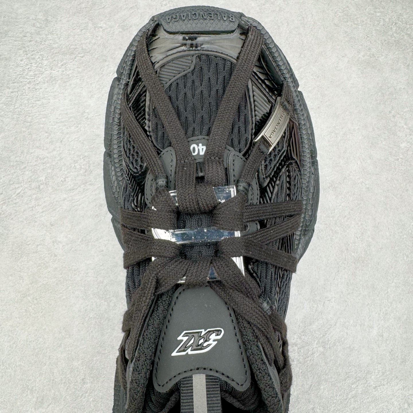 图片[4]-＃VG零售版 BALENCIAGA 3XL Sneakers 巴黎世家十代网布系带低帮走秀复古老爹鞋 全套原纸板楦头开发 最原汁原味的灵魂版型 全鞋荧光划线卡点 胶水把控整洁度追求极致完美 每一双都是工艺品 多重QC质检 超越公司货的品控标准 实实在在的免检产品 原盒原配 正确字体电绣 粗细、位置、大小正确 侧边TPU 透气孔匹配意产原版 正确分离大底 TPU软底 原版一致大底LOGO 立体感十足 原厂皮料水洗做旧 采购原厂网纱 不含皮革 网布材料和聚氨酯 磨损效果 鞋头边缘和后帮 Balenciaga 徽标 鞋面和后跟凸印尺码 鞋舌 3XL 橡胶品牌标识和反光细节 鞋帮拉袢和鞋舌拉祥 配反光细节 备用鞋带在鞋履前侧 可在穿着前取下 便于不同造型搭配 正常尺码 尺码：35 36 37 38 39 40 41 42 43 44 45 46-选品中心