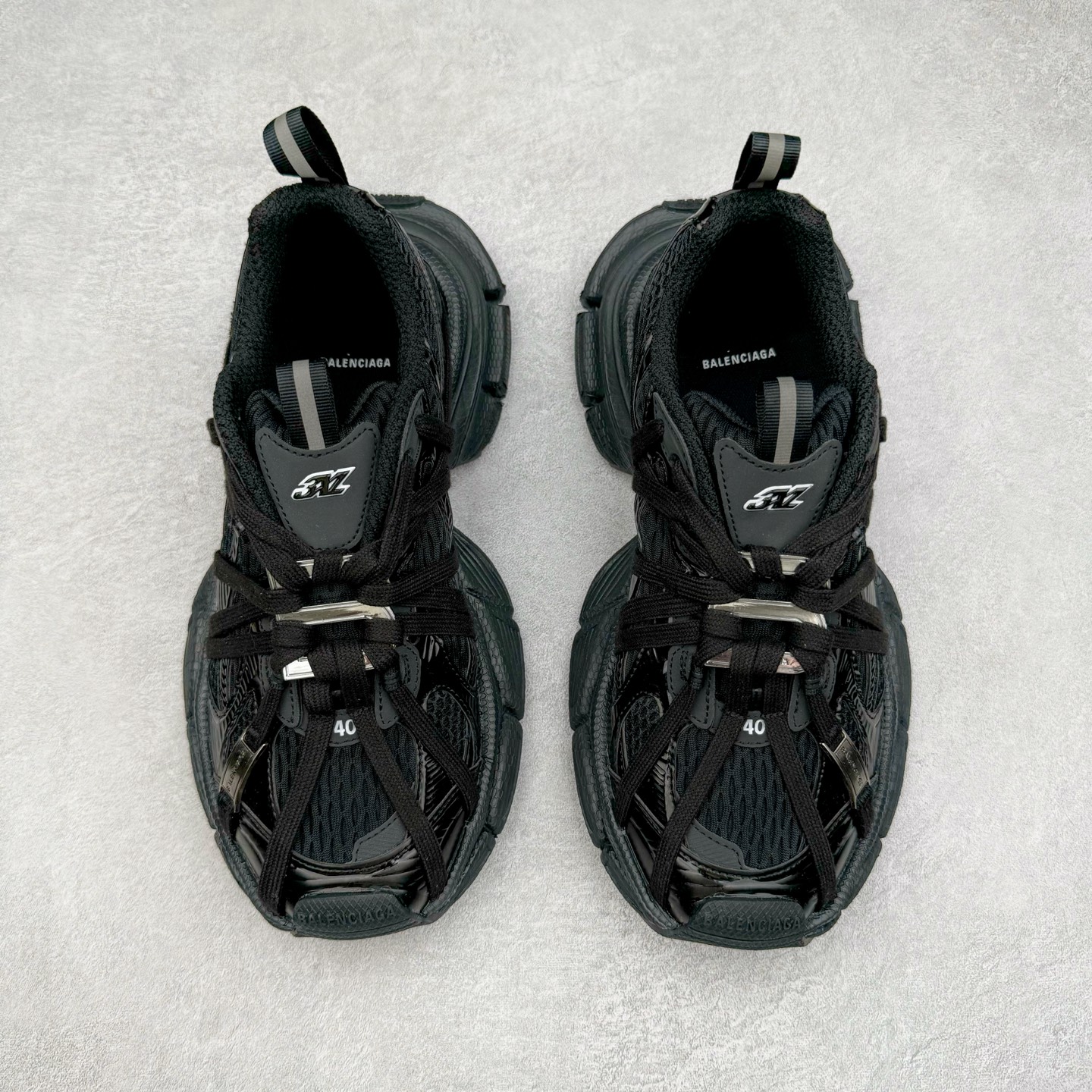 图片[2]-＃VG零售版 BALENCIAGA 3XL Sneakers 巴黎世家十代网布系带低帮走秀复古老爹鞋 全套原纸板楦头开发 最原汁原味的灵魂版型 全鞋荧光划线卡点 胶水把控整洁度追求极致完美 每一双都是工艺品 多重QC质检 超越公司货的品控标准 实实在在的免检产品 原盒原配 正确字体电绣 粗细、位置、大小正确 侧边TPU 透气孔匹配意产原版 正确分离大底 TPU软底 原版一致大底LOGO 立体感十足 原厂皮料水洗做旧 采购原厂网纱 不含皮革 网布材料和聚氨酯 磨损效果 鞋头边缘和后帮 Balenciaga 徽标 鞋面和后跟凸印尺码 鞋舌 3XL 橡胶品牌标识和反光细节 鞋帮拉袢和鞋舌拉祥 配反光细节 备用鞋带在鞋履前侧 可在穿着前取下 便于不同造型搭配 正常尺码 尺码：35 36 37 38 39 40 41 42 43 44 45 46-选品中心