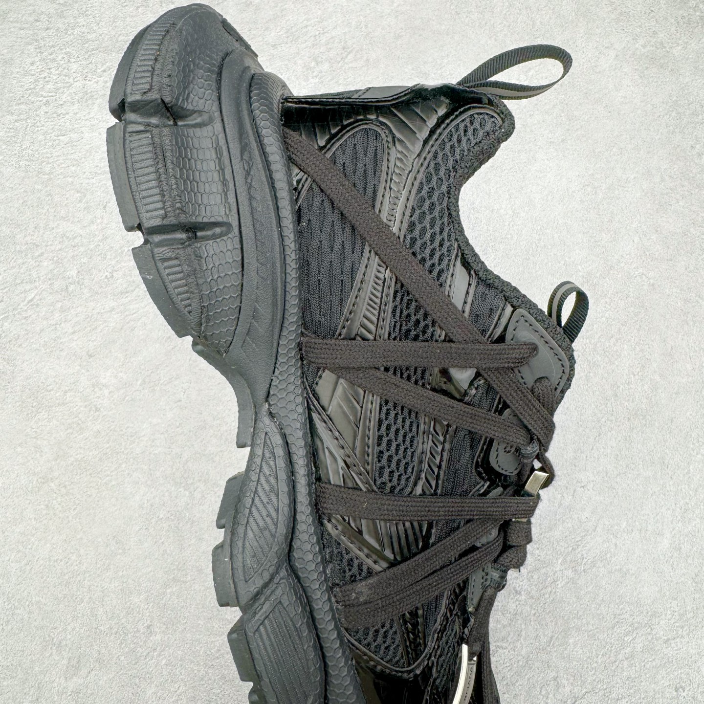 图片[6]-＃VG零售版 BALENCIAGA 3XL Sneakers 巴黎世家十代网布系带低帮走秀复古老爹鞋 全套原纸板楦头开发 最原汁原味的灵魂版型 全鞋荧光划线卡点 胶水把控整洁度追求极致完美 每一双都是工艺品 多重QC质检 超越公司货的品控标准 实实在在的免检产品 原盒原配 正确字体电绣 粗细、位置、大小正确 侧边TPU 透气孔匹配意产原版 正确分离大底 TPU软底 原版一致大底LOGO 立体感十足 原厂皮料水洗做旧 采购原厂网纱 不含皮革 网布材料和聚氨酯 磨损效果 鞋头边缘和后帮 Balenciaga 徽标 鞋面和后跟凸印尺码 鞋舌 3XL 橡胶品牌标识和反光细节 鞋帮拉袢和鞋舌拉祥 配反光细节 备用鞋带在鞋履前侧 可在穿着前取下 便于不同造型搭配 正常尺码 尺码：35 36 37 38 39 40 41 42 43 44 45 46-选品中心