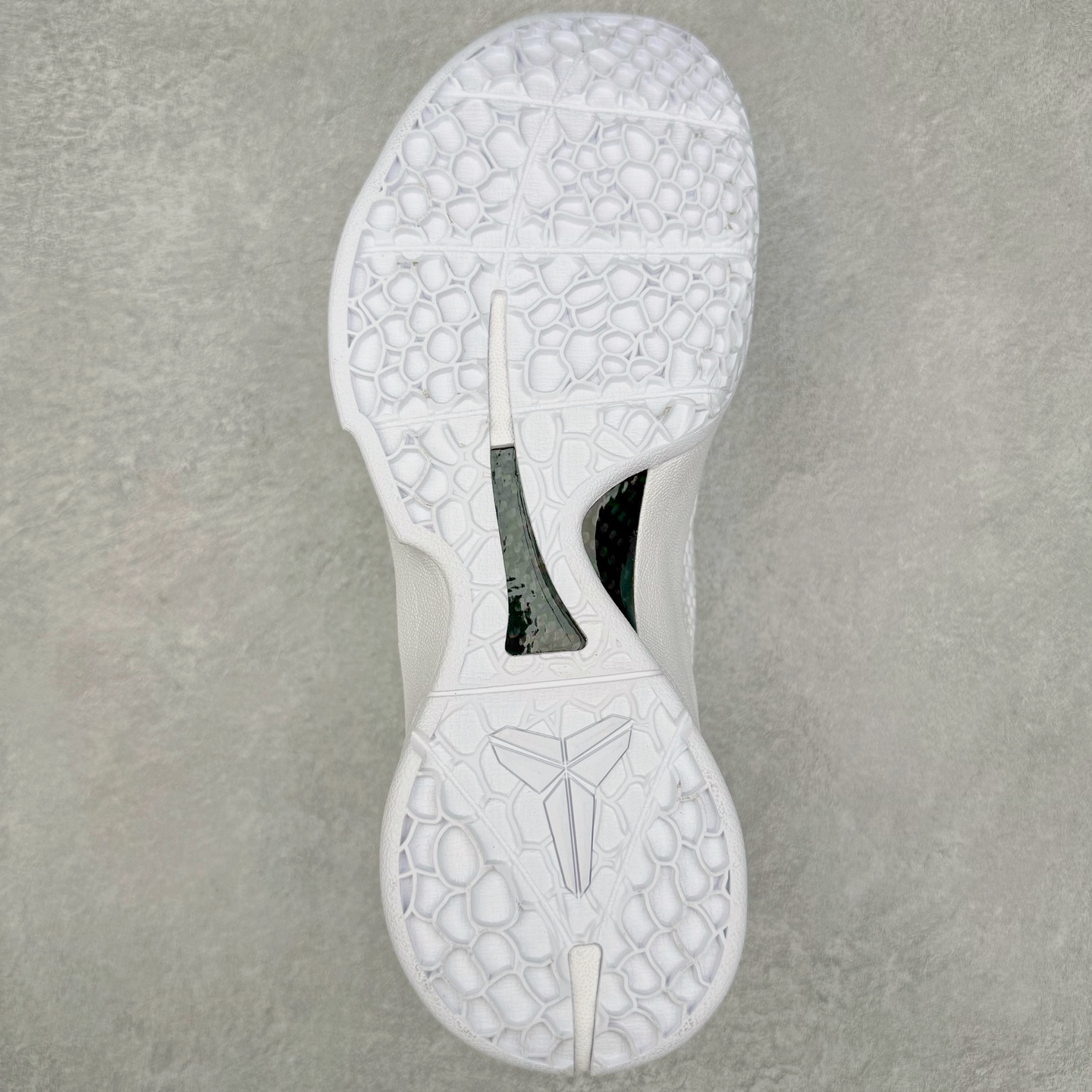 图片[9]-＃Star NK Zoom Kobe 6 Protro 科比六代 纯白白龙 DO5079-021 圈内顶级批次 完美复刻公司货 前掌超大Zoom Turbo气垫 后掌EVA缓震 真正的原汁原味 还原ZP脚感 全身鞋材卡料色独家定制 唯一正确喷漆工艺Swoosh 正确凹凸蛇鳞工艺 正确鞋面渐变效果 内全置真动飞态线 独立原厂模具 最大尺码达到48.5码 首批不拼图大几率过验 亲测已过 支持各种高强度实战 无需担心 上脚价 补货周期极长 脚宽建议买大半码 科比系列前掌偏窄 不影响二次销售 支持七天无理由退换 尺码：40 40.5 41 42 42.5 43 44 44.5 45 45.5 46 47.5 48.5-选品中心