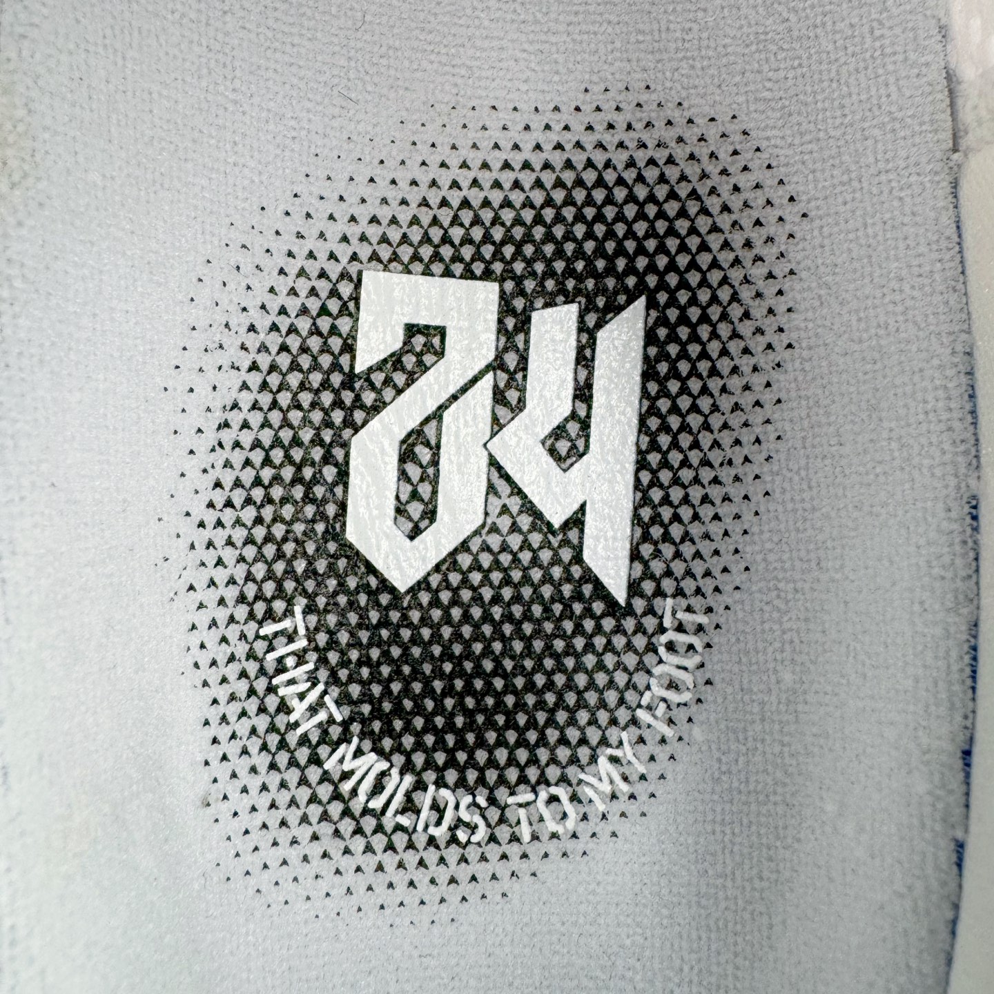 图片[13]-＃Star NK Zoom Kobe 6 Protro 科比六代 纯白白龙 DO5079-021 圈内顶级批次 完美复刻公司货 前掌超大Zoom Turbo气垫 后掌EVA缓震 真正的原汁原味 还原ZP脚感 全身鞋材卡料色独家定制 唯一正确喷漆工艺Swoosh 正确凹凸蛇鳞工艺 正确鞋面渐变效果 内全置真动飞态线 独立原厂模具 最大尺码达到48.5码 首批不拼图大几率过验 亲测已过 支持各种高强度实战 无需担心 上脚价 补货周期极长 脚宽建议买大半码 科比系列前掌偏窄 不影响二次销售 支持七天无理由退换 尺码：40 40.5 41 42 42.5 43 44 44.5 45 45.5 46 47.5 48.5-选品中心