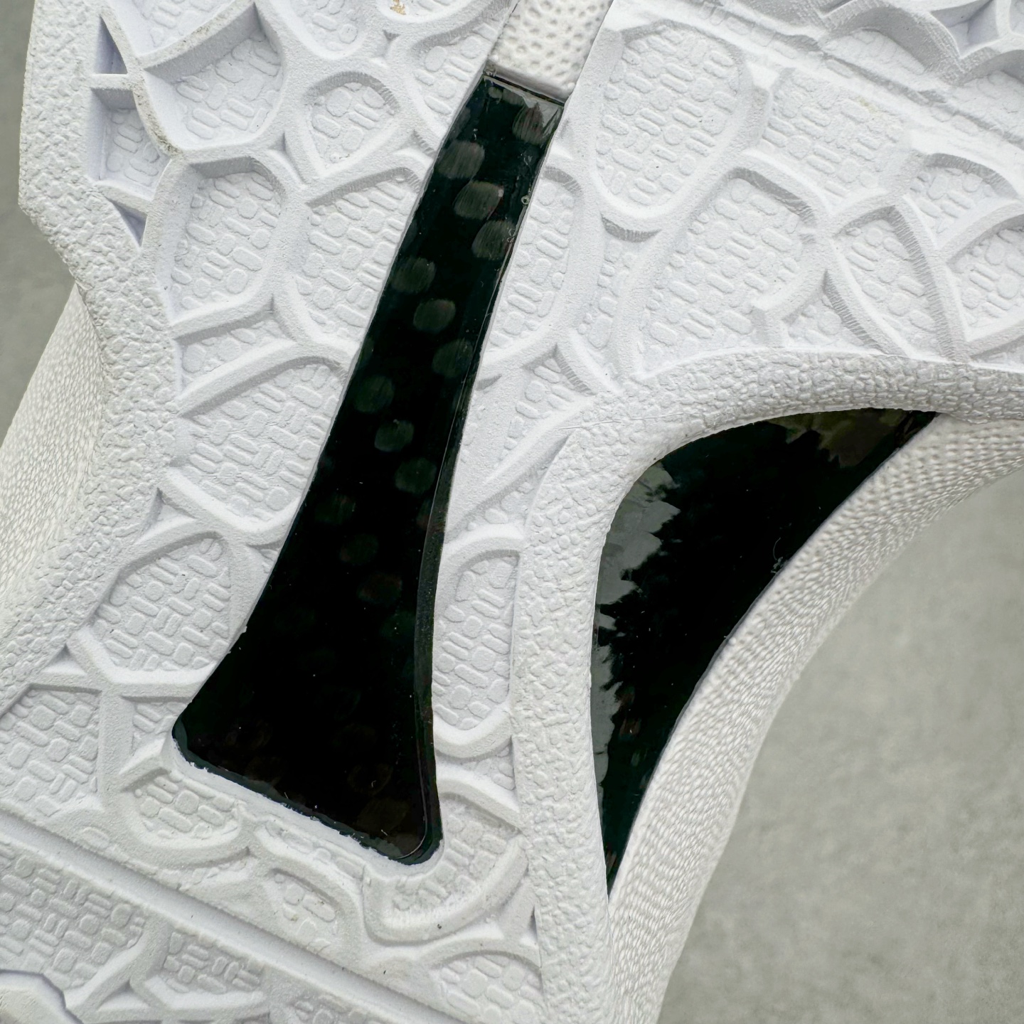 图片[21]-＃Star NK Zoom Kobe 6 Protro 科比六代 纯白白龙 DO5079-021 圈内顶级批次 完美复刻公司货 前掌超大Zoom Turbo气垫 后掌EVA缓震 真正的原汁原味 还原ZP脚感 全身鞋材卡料色独家定制 唯一正确喷漆工艺Swoosh 正确凹凸蛇鳞工艺 正确鞋面渐变效果 内全置真动飞态线 独立原厂模具 最大尺码达到48.5码 首批不拼图大几率过验 亲测已过 支持各种高强度实战 无需担心 上脚价 补货周期极长 脚宽建议买大半码 科比系列前掌偏窄 不影响二次销售 支持七天无理由退换 尺码：40 40.5 41 42 42.5 43 44 44.5 45 45.5 46 47.5 48.5-选品中心