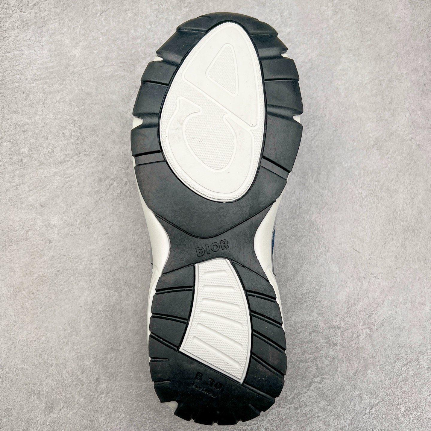 图片[9]-＃福利特价 Dior B30 迪奥网眼织物低帮运动休闲鞋 该款系列采用黑网色眼织物白和色科技料面精心制 作饰以反光“CD30”图形标志 外格轻盈的刻雕效果橡胶鞋搭底配标志性点的缀提升格调 内弹部力细节塑造想理的舒适穿着体验可与各休式闲造型配搭 彰显尚时现代的运风动范 尺码：36 37 35 39 40 41 42 43 44 45-选品中心