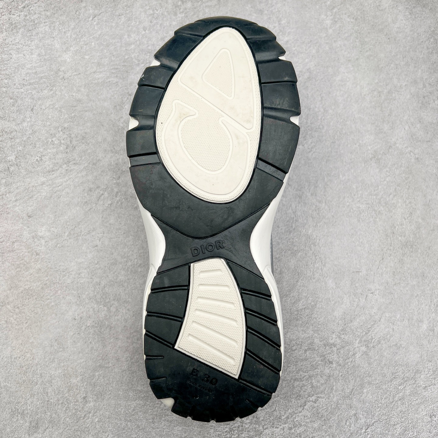 图片[9]-＃福利特价 Dior B30 迪奥网眼织物低帮运动休闲鞋 该款系列采用黑网色眼织物白和色科技料面精心制 作饰以反光“CD30”图形标志 外格轻盈的刻雕效果橡胶鞋搭底配标志性点的缀提升格调 内弹部力细节塑造想理的舒适穿着体验可与各休式闲造型配搭 彰显尚时现代的运风动范 尺码：36 37 35 39 40 41 42 43 44 45-选品中心