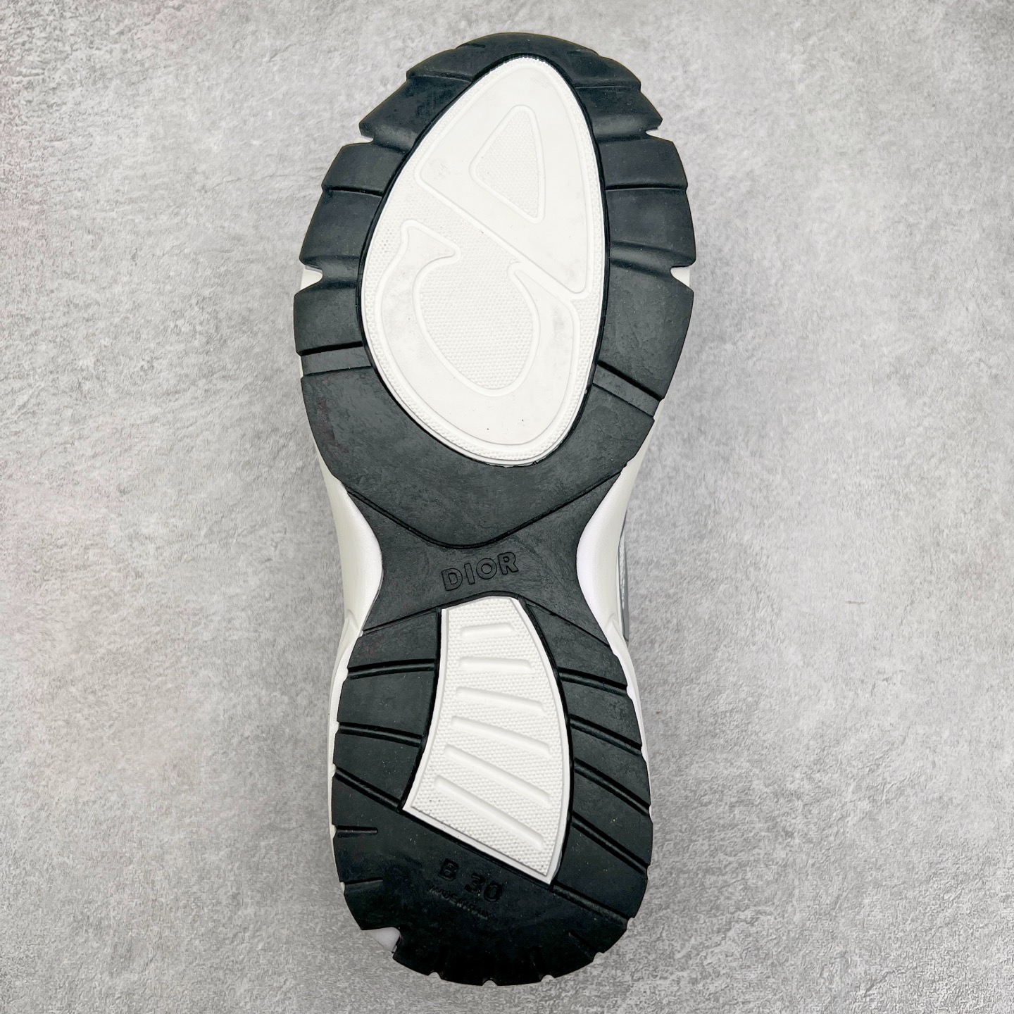 图片[9]-＃福利特价 Dior B30 迪奥网眼织物低帮运动休闲鞋 该款系列采用黑网色眼织物白和色科技料面精心制 作饰以反光“CD30”图形标志 外格轻盈的刻雕效果橡胶鞋搭底配标志性点的缀提升格调 内弹部力细节塑造想理的舒适穿着体验可与各休式闲造型配搭 彰显尚时现代的运风动范 尺码：36 37 35 39 40 41 42 43 44 45-选品中心