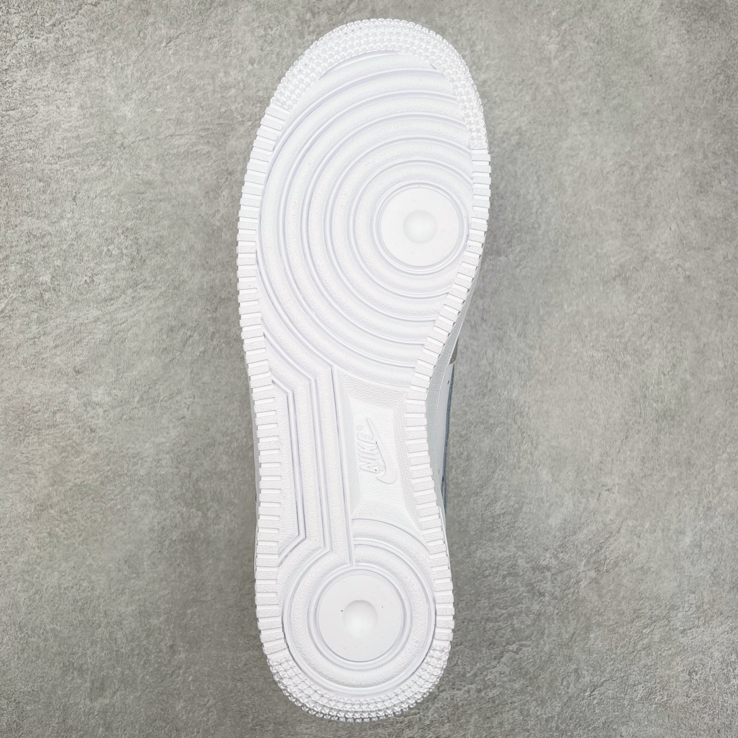 图片[9]-NK Air Force 1´07 Low 空军一号低帮百搭休闲运动板鞋 CW2288-312 柔软、弹性十足的缓震性能和出色的中底设计 横跨复古与现代的外型结合 造就出风靡全球 三十多年的Force 1 直到今天还深受青睐 尺码：36 36.5 37.5 38 38.5 39 40 40.5 41 42 42.5 43 44 44.5 45-选品中心