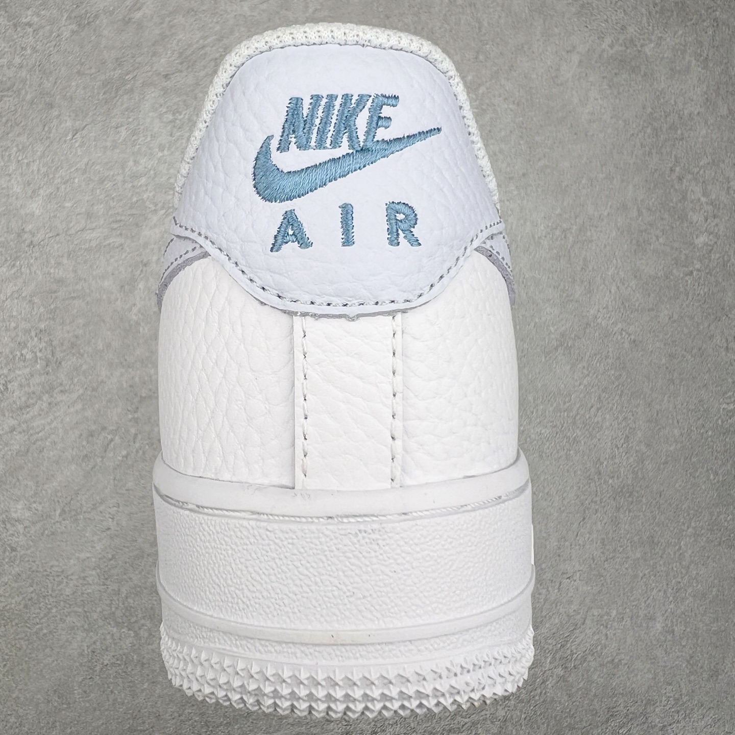 图片[8]-NK Air Force 1´07 Low 空军一号低帮百搭休闲运动板鞋 HV2511-100 柔软、弹性十足的缓震性能和出色的中底设计 横跨复古与现代的外型结合 造就出风靡全球 三十多年的Force 1 直到今天还深受青睐 尺码：36 36.5 37.5 38 38.5 39 40 40.5 41 42 42.5 43 44 44.5 45-选品中心