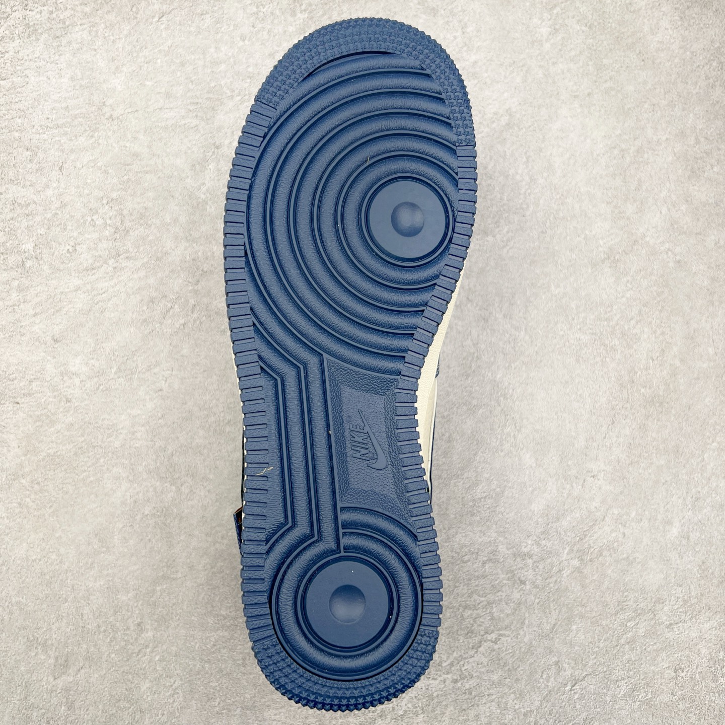 图片[9]-NK Air Force 1´07 Low 空军一号低帮百搭休闲运动板鞋 KK1988-054 柔软、弹性十足的缓震性能和出色的中底设计 横跨复古与现代的外型结合 造就出风靡全球 三十多年的Force 1 直到今天还深受青睐 尺码：36 36.5 37.5 38 38.5 39 40 40.5 41 42 42.5 43 44 44.5 45-选品中心