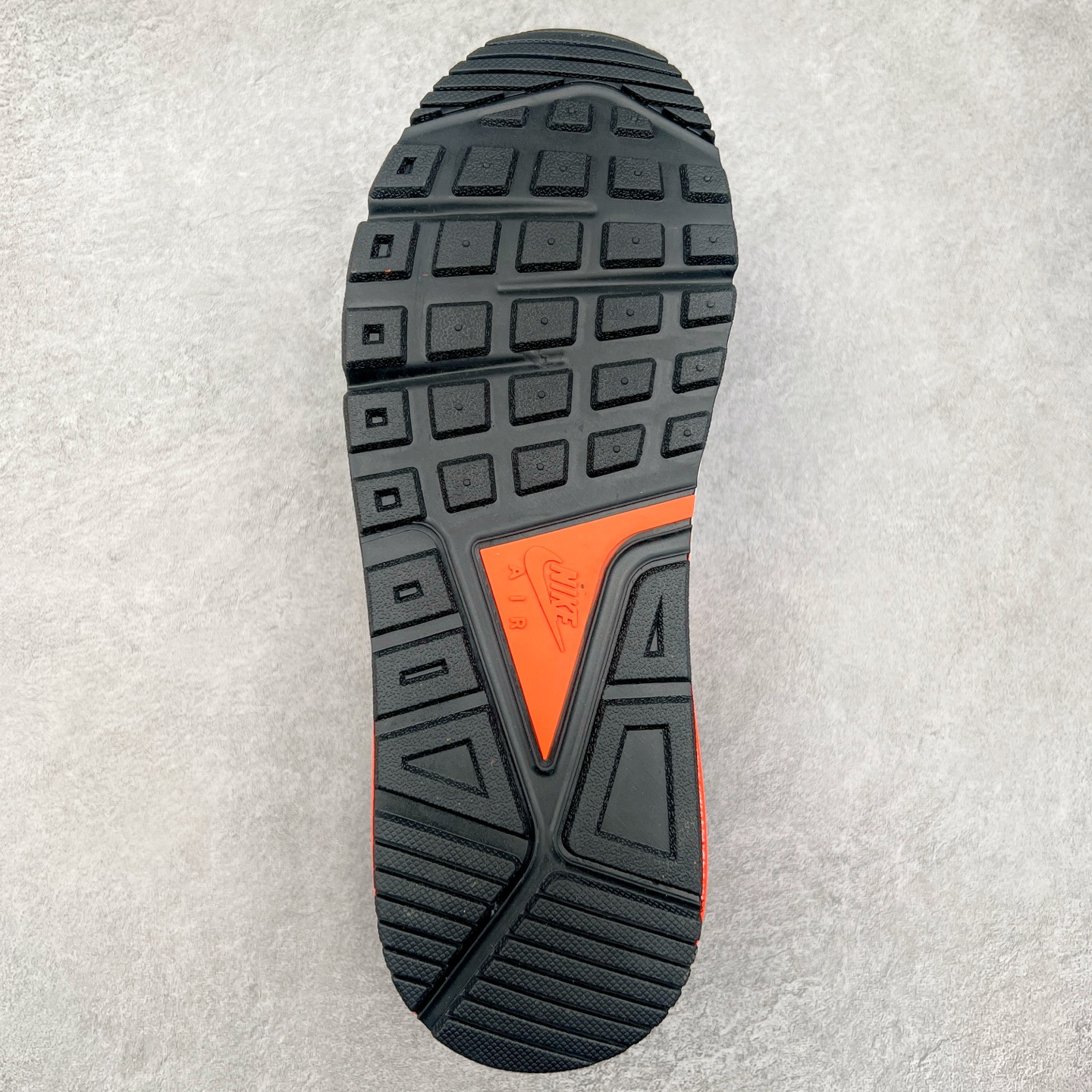 图片[9]-＃MX版 NK Air MAX 90 气垫复古减震跑步鞋 580518-016 经典重温 独家陆续补货 外单专供大厂出品 品质稳定 一百余色 终端操作 Air Max 90于1990年推出 来自Air Max系列 在Air Max 1的基础上改进而得 增加了气垫面积 外型上也更为流线 最特別的就是加入了菱纹塑胶嵌板 为Air Max 90增添了许多潮流气息 皮革鞋面 造就出色耐穿性和支撑力 Max Air缓震配置搭配泡棉中底 令Air Max 90轻盈而舒适 华夫格橡胶外底 铸就Air Max 90非凡的抓地力 而Air Max 90不仅是一双跑鞋 它成功跨越了时间的演进 成为了球鞋文化与潮流圈中最熟为人知的鞋款之一 尺码：36 36.5 37.5 38 38.5 39 40 40.5 41 42 42.5 43 44 44.5 45-选品中心