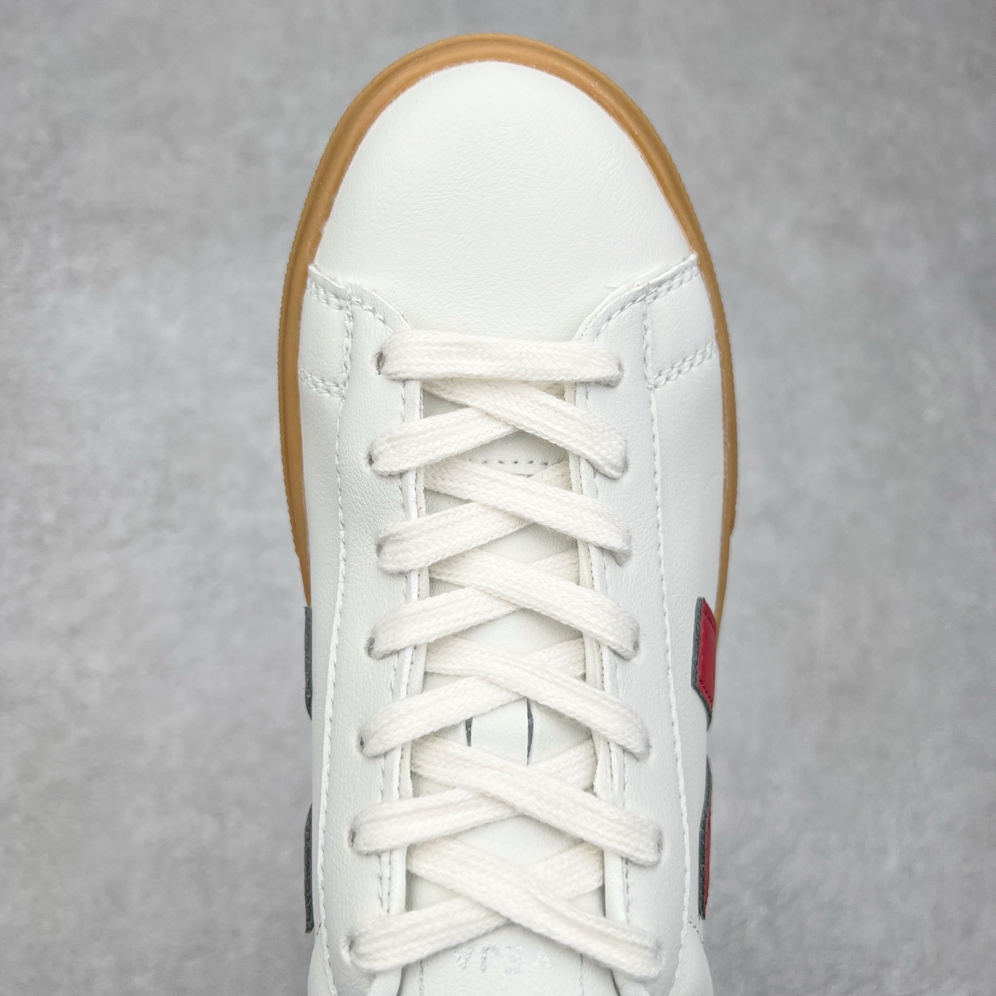 图片[4]-＃福利特价 Veja Leather Extra Sneakers 法国国民V字经典小白板鞋 #Ins爆款 街拍频繁上镜 春季入夏简约百搭款 全头层进口牛皮 舒适面革内里 广东厂 高端主打色系全网热销中 所售渠道大致由代购渠道 尺码：35 36 37 38 39 40 41 42 43 44 45-选品中心