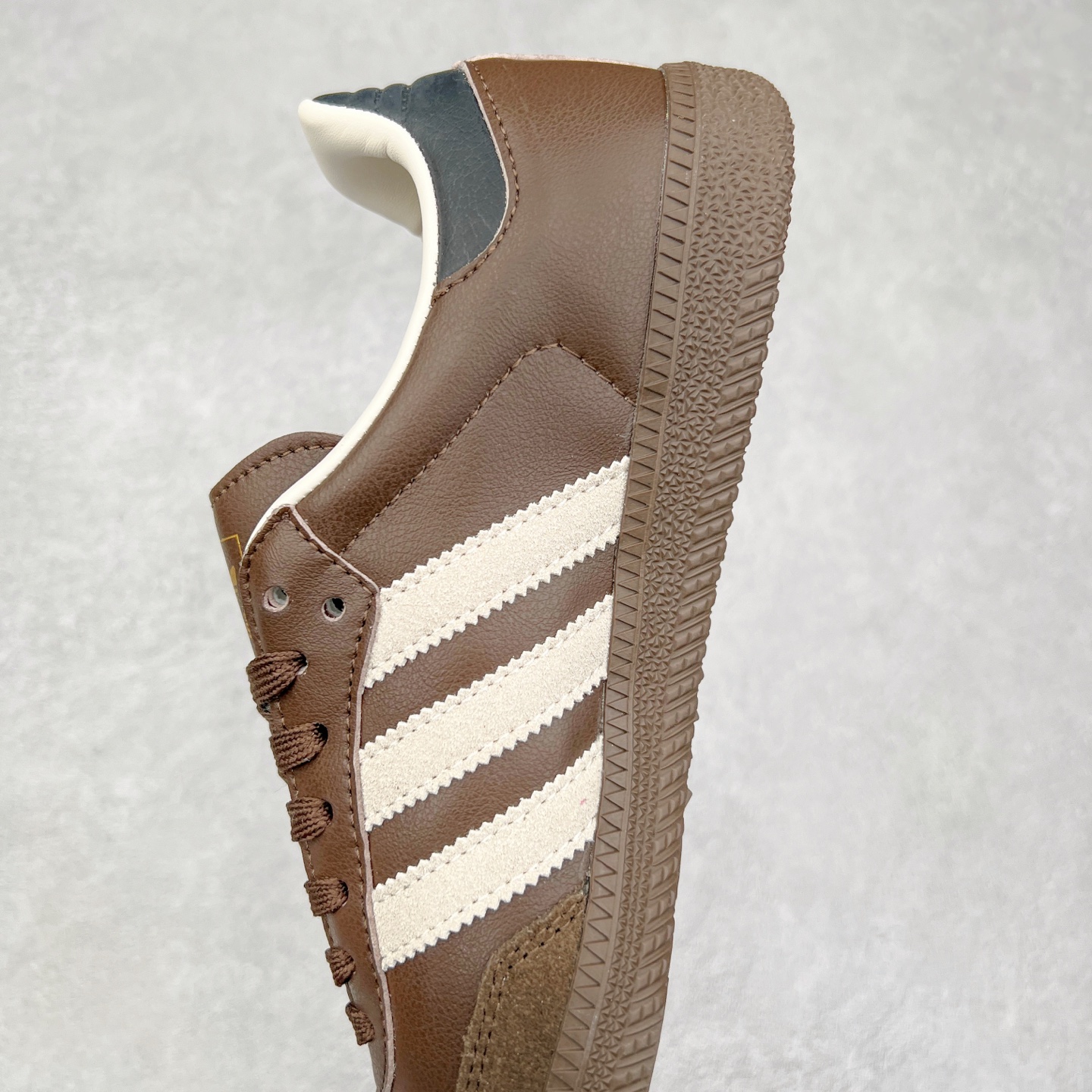 图片[7]-AD Original Samba OG 复古经典轻便板鞋 JI2734 这款桑巴鞋展示了高质量的工艺 带有装饰的超锁缝制和无缝的手感 柔软、柔软的皮革造型和标志性的3条纹完成了精致的外观 正规合身鞋带 鞋面上有绒面鞋垫 橡胶鞋底 享受正畸套筒软感 自50年代首次亮相以来就一直在赢得粉丝的青睐 尺码：36 36.5 37.5 38 38.5 39 40 40.5 41 42 42.5 43 44 44.5 45-选品中心