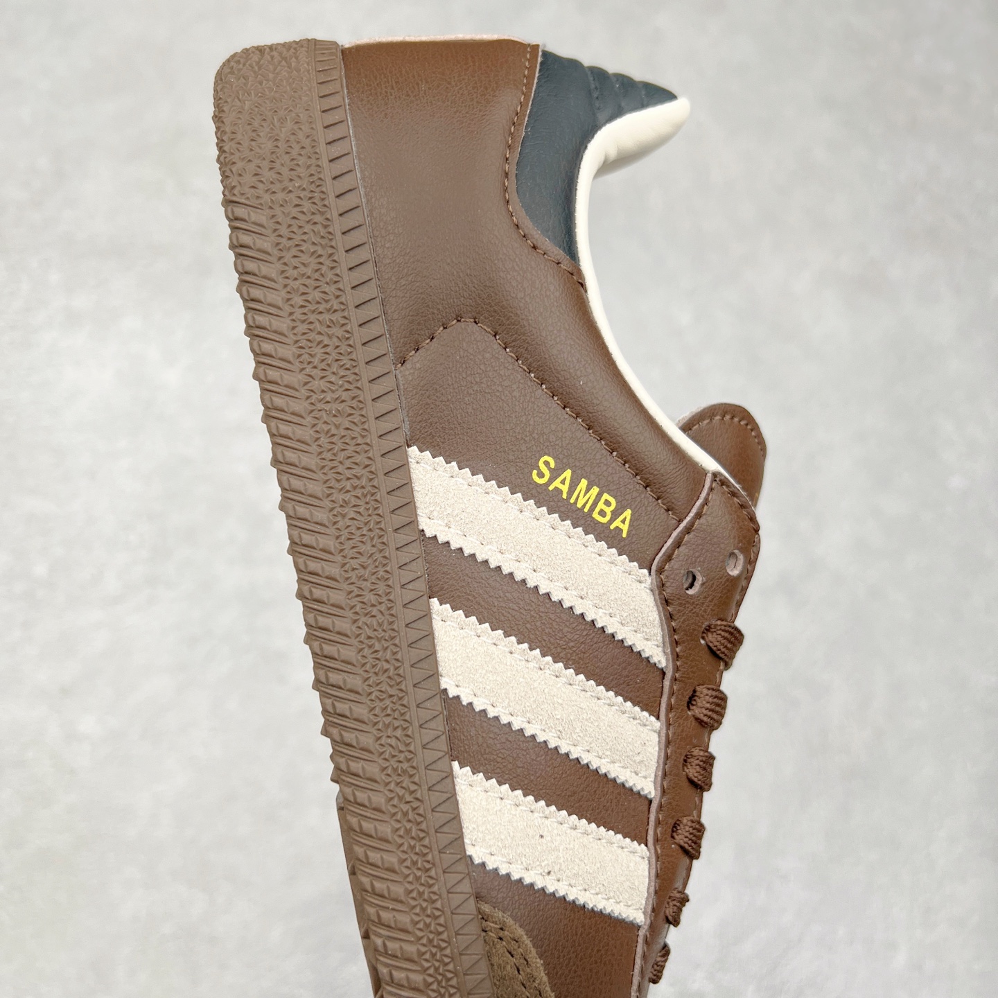 图片[6]-AD Original Samba OG 复古经典轻便板鞋 JI2734 这款桑巴鞋展示了高质量的工艺 带有装饰的超锁缝制和无缝的手感 柔软、柔软的皮革造型和标志性的3条纹完成了精致的外观 正规合身鞋带 鞋面上有绒面鞋垫 橡胶鞋底 享受正畸套筒软感 自50年代首次亮相以来就一直在赢得粉丝的青睐 尺码：36 36.5 37.5 38 38.5 39 40 40.5 41 42 42.5 43 44 44.5 45-选品中心