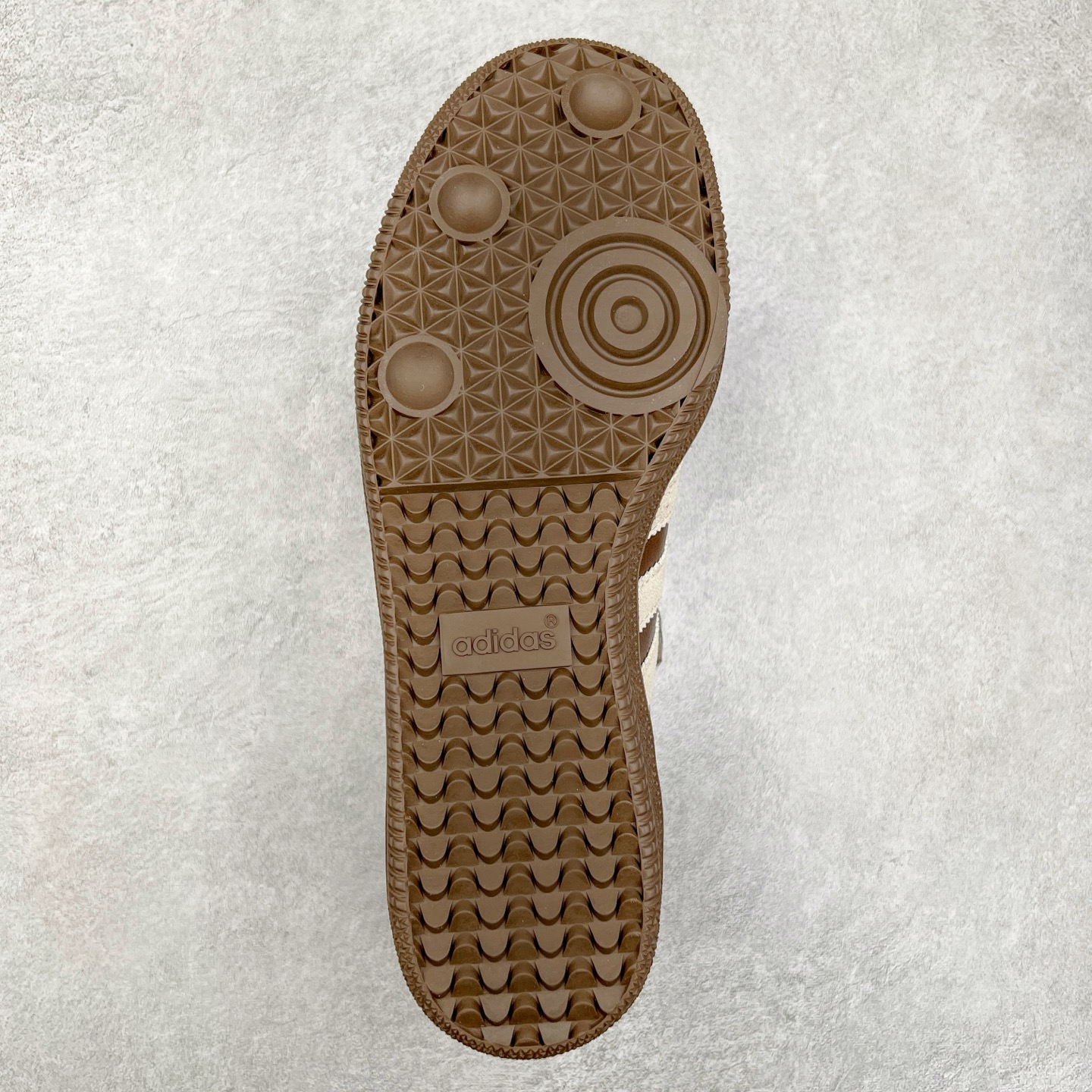 图片[9]-AD Original Samba OG 复古经典轻便板鞋 JI2734 这款桑巴鞋展示了高质量的工艺 带有装饰的超锁缝制和无缝的手感 柔软、柔软的皮革造型和标志性的3条纹完成了精致的外观 正规合身鞋带 鞋面上有绒面鞋垫 橡胶鞋底 享受正畸套筒软感 自50年代首次亮相以来就一直在赢得粉丝的青睐 尺码：36 36.5 37.5 38 38.5 39 40 40.5 41 42 42.5 43 44 44.5 45-选品中心