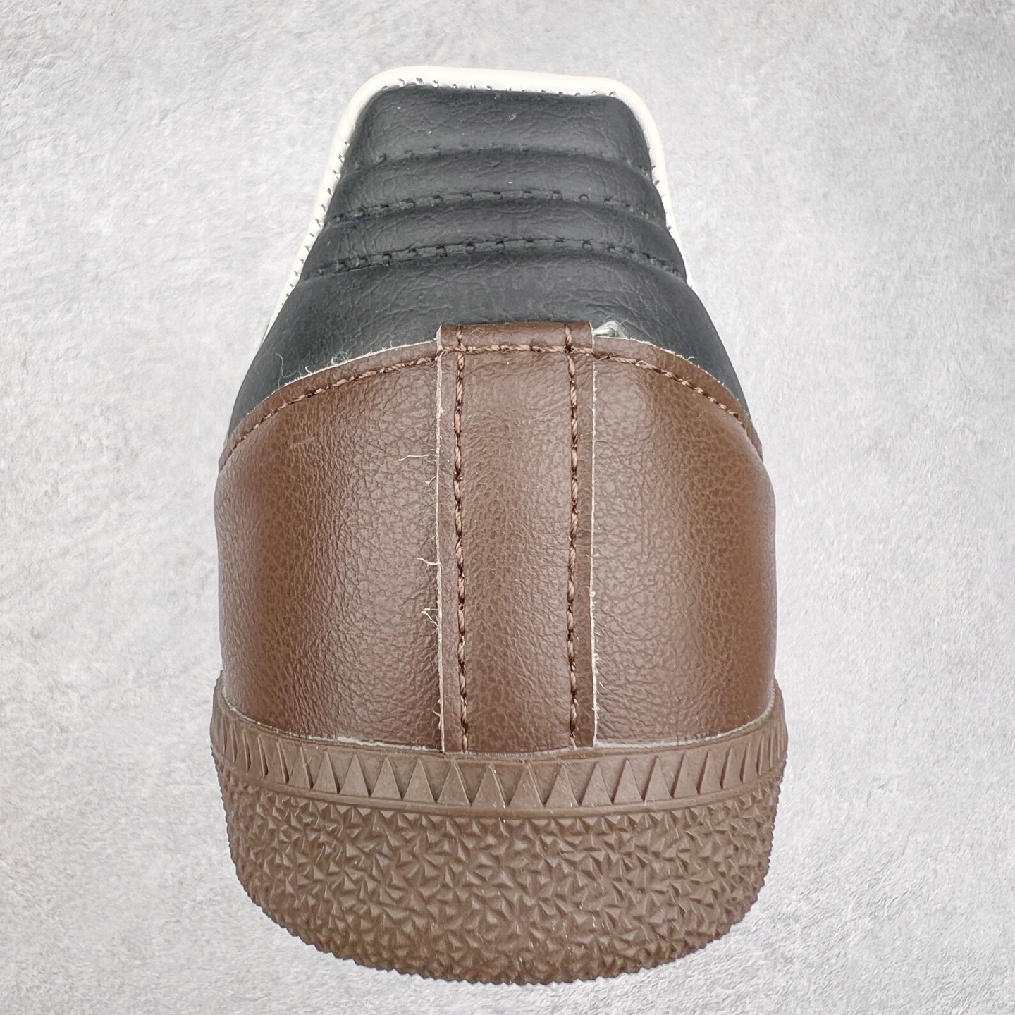 图片[8]-AD Original Samba OG 复古经典轻便板鞋 JI2734 这款桑巴鞋展示了高质量的工艺 带有装饰的超锁缝制和无缝的手感 柔软、柔软的皮革造型和标志性的3条纹完成了精致的外观 正规合身鞋带 鞋面上有绒面鞋垫 橡胶鞋底 享受正畸套筒软感 自50年代首次亮相以来就一直在赢得粉丝的青睐 尺码：36 36.5 37.5 38 38.5 39 40 40.5 41 42 42.5 43 44 44.5 45-选品中心