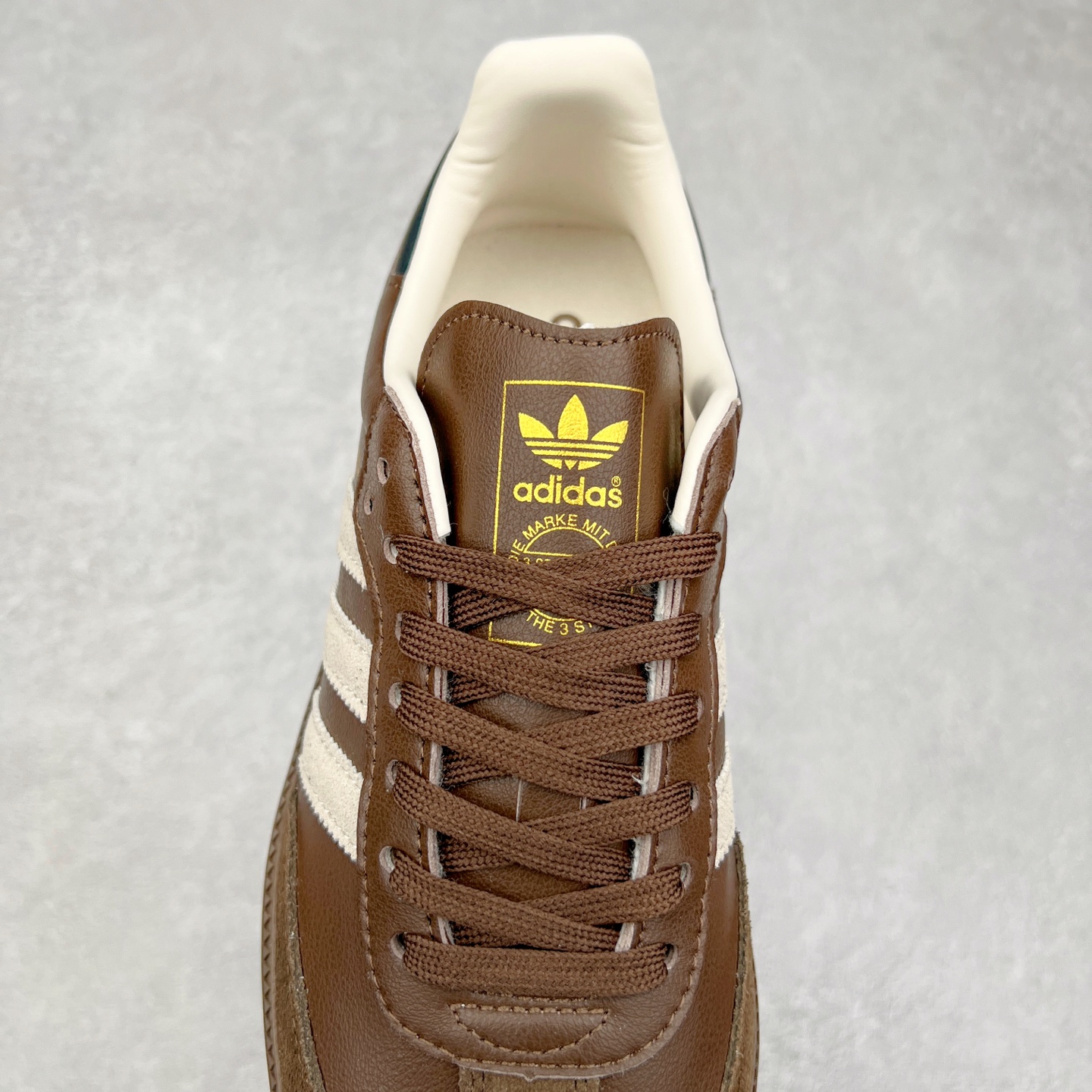 图片[5]-AD Original Samba OG 复古经典轻便板鞋 JI2734 这款桑巴鞋展示了高质量的工艺 带有装饰的超锁缝制和无缝的手感 柔软、柔软的皮革造型和标志性的3条纹完成了精致的外观 正规合身鞋带 鞋面上有绒面鞋垫 橡胶鞋底 享受正畸套筒软感 自50年代首次亮相以来就一直在赢得粉丝的青睐 尺码：36 36.5 37.5 38 38.5 39 40 40.5 41 42 42.5 43 44 44.5 45-选品中心