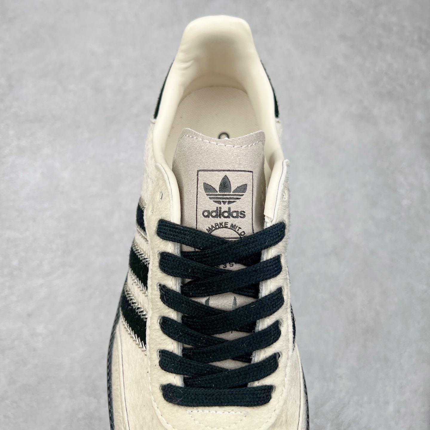 图片[5]-AD Original Samba OG 复古经典轻便板鞋 JI2734 这款桑巴鞋展示了高质量的工艺 带有装饰的超锁缝制和无缝的手感 柔软、柔软的皮革造型和标志性的3条纹完成了精致的外观 正规合身鞋带 鞋面上有绒面鞋垫 橡胶鞋底 享受正畸套筒软感 自50年代首次亮相以来就一直在赢得粉丝的青睐 尺码：36 36.5 37.5 38 38.5 39 40 40.5 41 42 42.5 43 44 44.5 45-选品中心