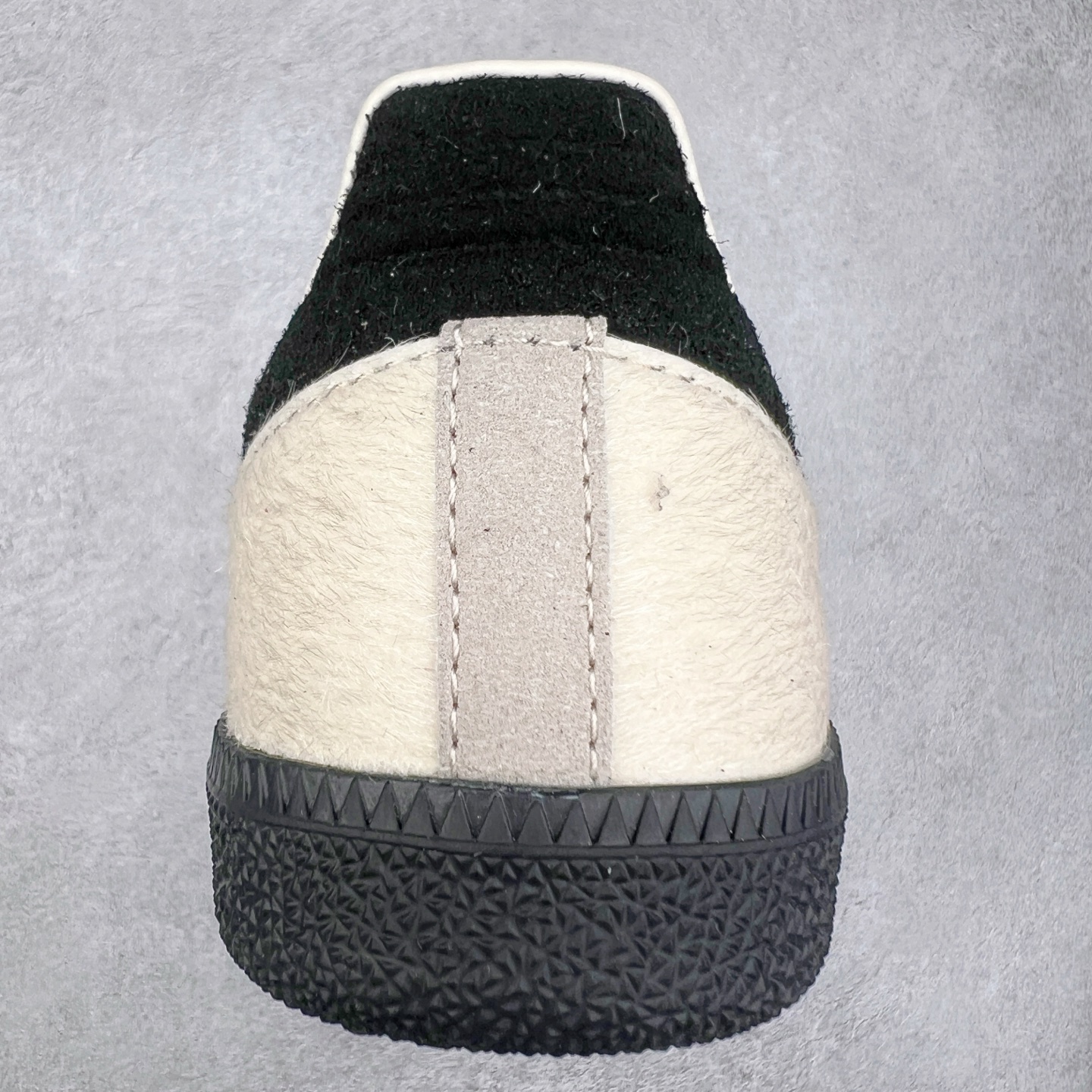 图片[8]-AD Original Samba OG 复古经典轻便板鞋 JI2734 这款桑巴鞋展示了高质量的工艺 带有装饰的超锁缝制和无缝的手感 柔软、柔软的皮革造型和标志性的3条纹完成了精致的外观 正规合身鞋带 鞋面上有绒面鞋垫 橡胶鞋底 享受正畸套筒软感 自50年代首次亮相以来就一直在赢得粉丝的青睐 尺码：36 36.5 37.5 38 38.5 39 40 40.5 41 42 42.5 43 44 44.5 45-选品中心