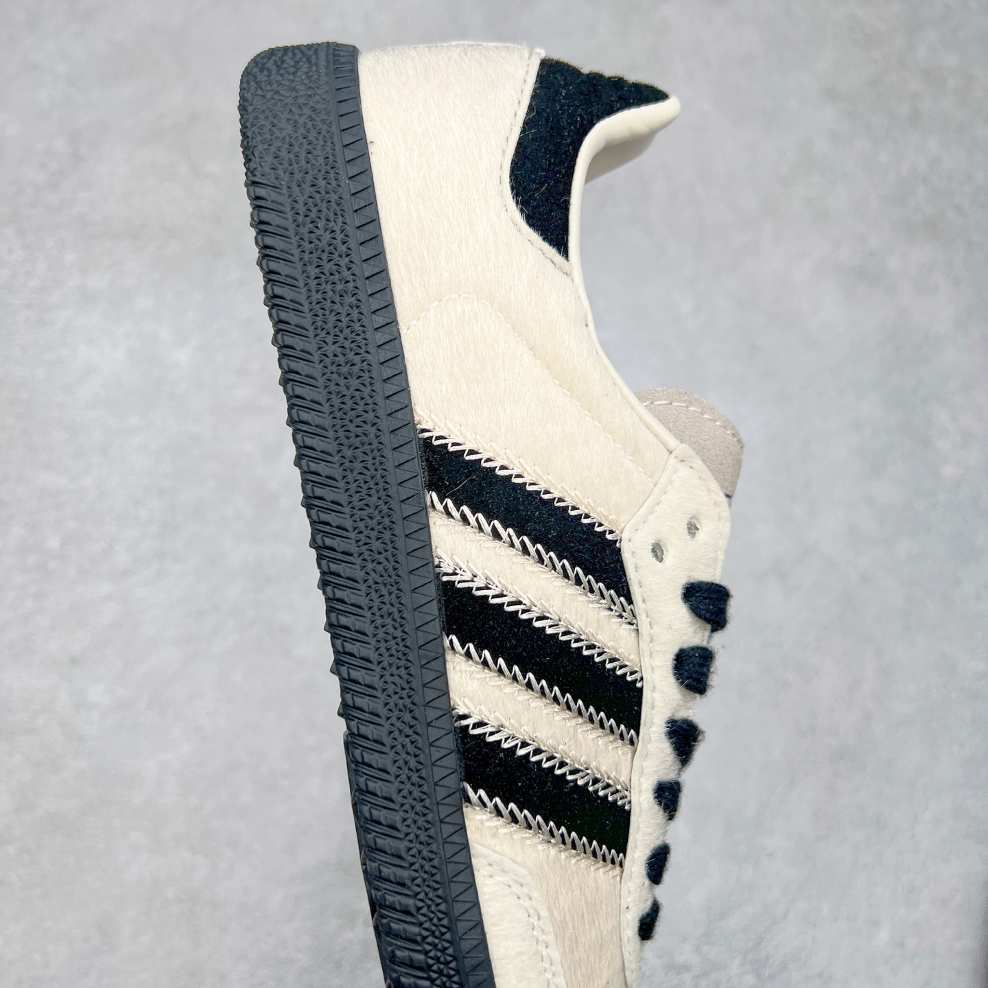 图片[6]-AD Original Samba OG 复古经典轻便板鞋 JI2734 这款桑巴鞋展示了高质量的工艺 带有装饰的超锁缝制和无缝的手感 柔软、柔软的皮革造型和标志性的3条纹完成了精致的外观 正规合身鞋带 鞋面上有绒面鞋垫 橡胶鞋底 享受正畸套筒软感 自50年代首次亮相以来就一直在赢得粉丝的青睐 尺码：36 36.5 37.5 38 38.5 39 40 40.5 41 42 42.5 43 44 44.5 45-选品中心