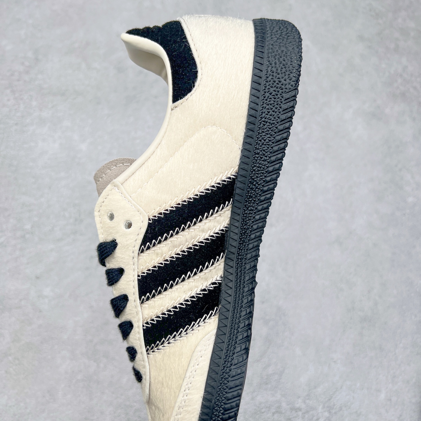 图片[7]-AD Original Samba OG 复古经典轻便板鞋 JI2734 这款桑巴鞋展示了高质量的工艺 带有装饰的超锁缝制和无缝的手感 柔软、柔软的皮革造型和标志性的3条纹完成了精致的外观 正规合身鞋带 鞋面上有绒面鞋垫 橡胶鞋底 享受正畸套筒软感 自50年代首次亮相以来就一直在赢得粉丝的青睐 尺码：36 36.5 37.5 38 38.5 39 40 40.5 41 42 42.5 43 44 44.5 45-选品中心