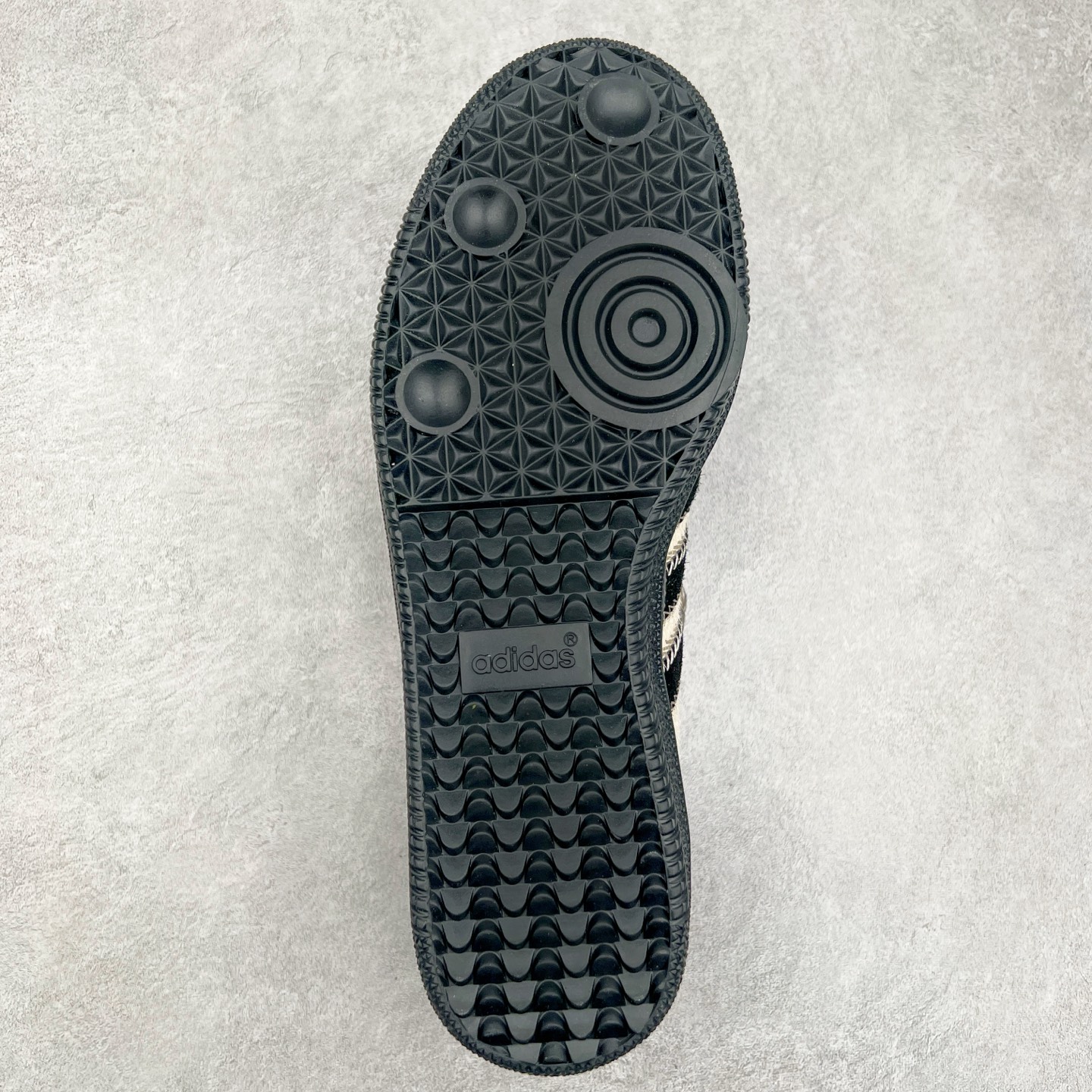 图片[9]-AD Original Samba OG 复古经典轻便板鞋 JI2734 这款桑巴鞋展示了高质量的工艺 带有装饰的超锁缝制和无缝的手感 柔软、柔软的皮革造型和标志性的3条纹完成了精致的外观 正规合身鞋带 鞋面上有绒面鞋垫 橡胶鞋底 享受正畸套筒软感 自50年代首次亮相以来就一直在赢得粉丝的青睐 尺码：36 36.5 37.5 38 38.5 39 40 40.5 41 42 42.5 43 44 44.5 45-选品中心