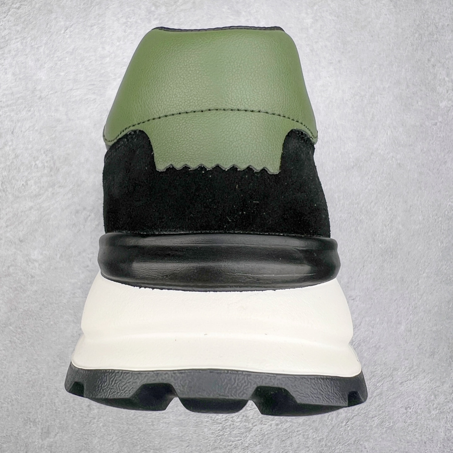 图片[8]-Louis Vuitton LV路易威登休闲文化运动板鞋系列 广东大厂品质 舒适轻泡大底和百搭性霸屏整个时尚娱乐圈，细节调整完美主义！鞋面采用进口头层小牛皮搭配头层磨砂牛皮材质 独家开模轻泡大底， 侧边采用3D打印标志性Logo 尽显贵族时尚气息，台湾进口小牛皮挂皮内里，配带正品全套包装。尺码：39 40 41 42 43 44（皮鞋码）-选品中心