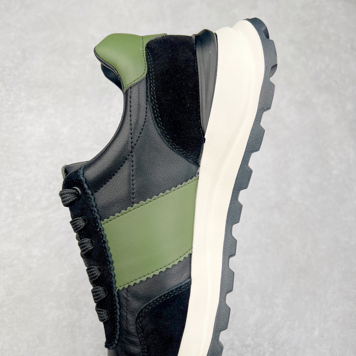 图片[7]-Louis Vuitton LV路易威登休闲文化运动板鞋系列 广东大厂品质 舒适轻泡大底和百搭性霸屏整个时尚娱乐圈，细节调整完美主义！鞋面采用进口头层小牛皮搭配头层磨砂牛皮材质 独家开模轻泡大底， 侧边采用3D打印标志性Logo 尽显贵族时尚气息，台湾进口小牛皮挂皮内里，配带正品全套包装。尺码：39 40 41 42 43 44（皮鞋码）-选品中心