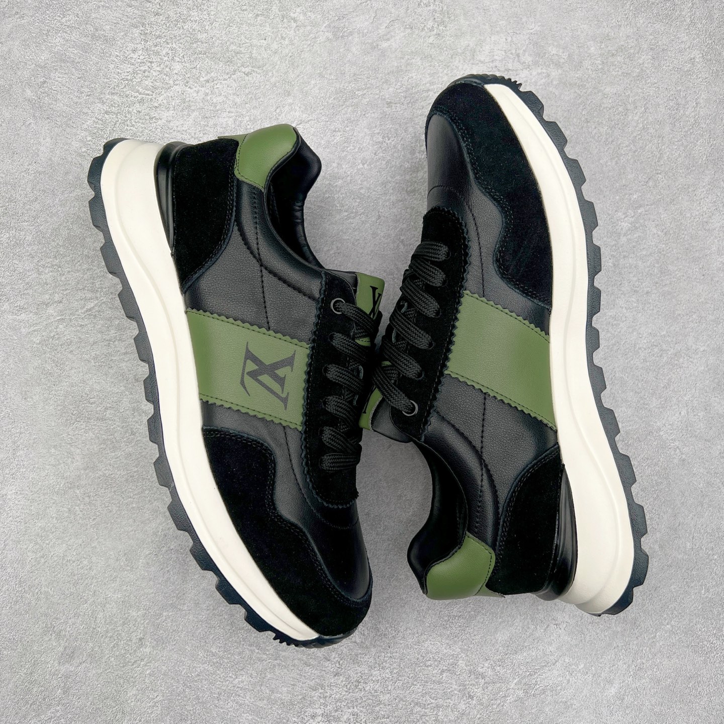 图片[3]-Louis Vuitton LV路易威登休闲文化运动板鞋系列 广东大厂品质 舒适轻泡大底和百搭性霸屏整个时尚娱乐圈，细节调整完美主义！鞋面采用进口头层小牛皮搭配头层磨砂牛皮材质 独家开模轻泡大底， 侧边采用3D打印标志性Logo 尽显贵族时尚气息，台湾进口小牛皮挂皮内里，配带正品全套包装。尺码：39 40 41 42 43 44（皮鞋码）-选品中心