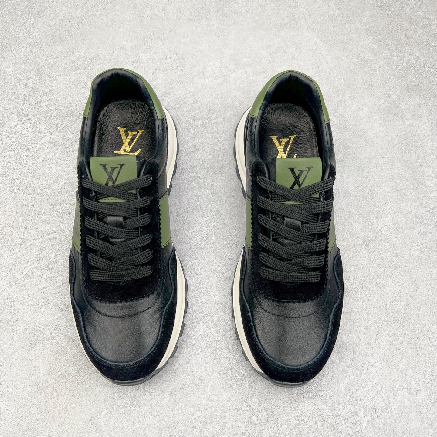 图片[2]-Louis Vuitton LV路易威登休闲文化运动板鞋系列 广东大厂品质 舒适轻泡大底和百搭性霸屏整个时尚娱乐圈，细节调整完美主义！鞋面采用进口头层小牛皮搭配头层磨砂牛皮材质 独家开模轻泡大底， 侧边采用3D打印标志性Logo 尽显贵族时尚气息，台湾进口小牛皮挂皮内里，配带正品全套包装。尺码：39 40 41 42 43 44（皮鞋码）-选品中心