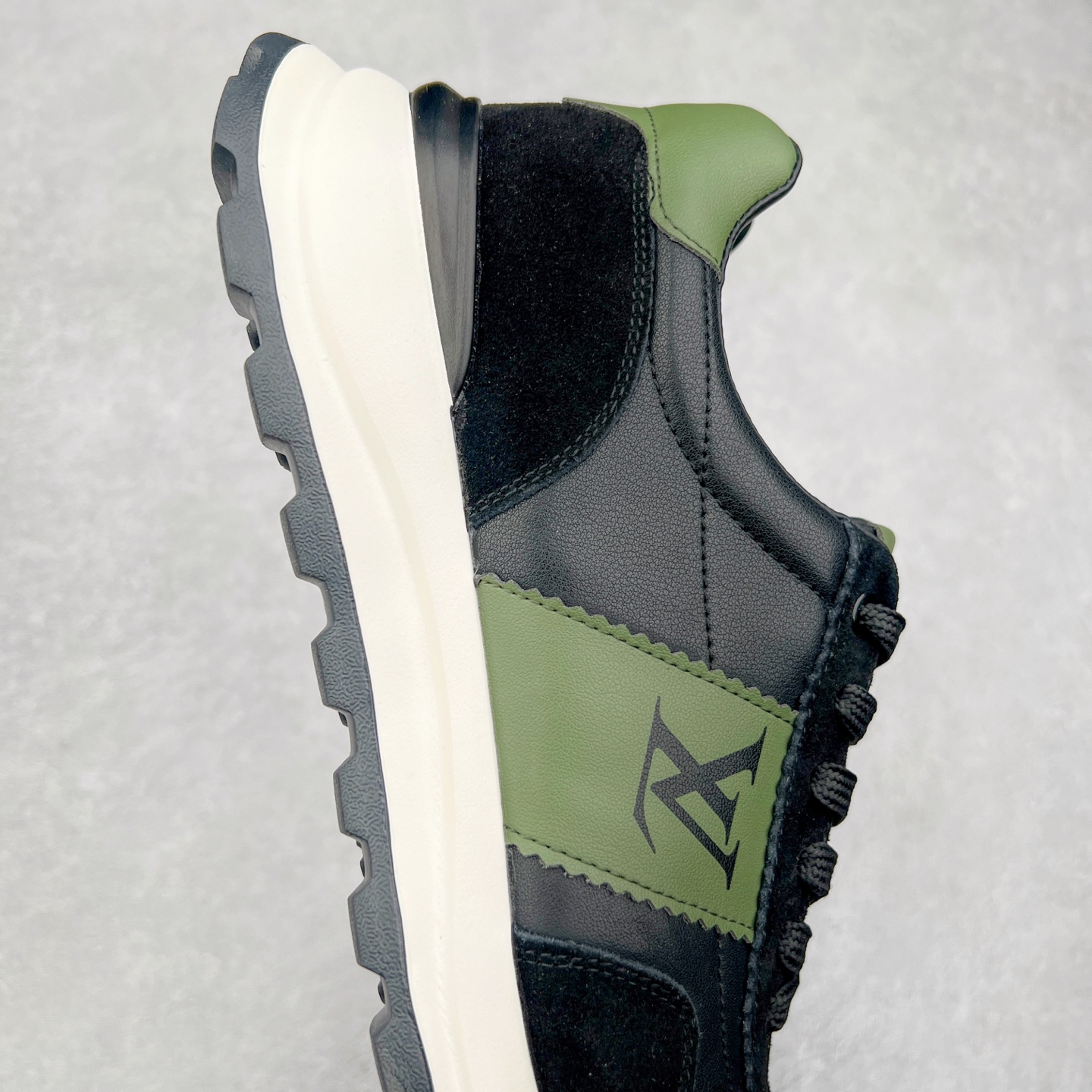 图片[6]-Louis Vuitton LV路易威登休闲文化运动板鞋系列 广东大厂品质 舒适轻泡大底和百搭性霸屏整个时尚娱乐圈，细节调整完美主义！鞋面采用进口头层小牛皮搭配头层磨砂牛皮材质 独家开模轻泡大底， 侧边采用3D打印标志性Logo 尽显贵族时尚气息，台湾进口小牛皮挂皮内里，配带正品全套包装。尺码：39 40 41 42 43 44（皮鞋码）-选品中心