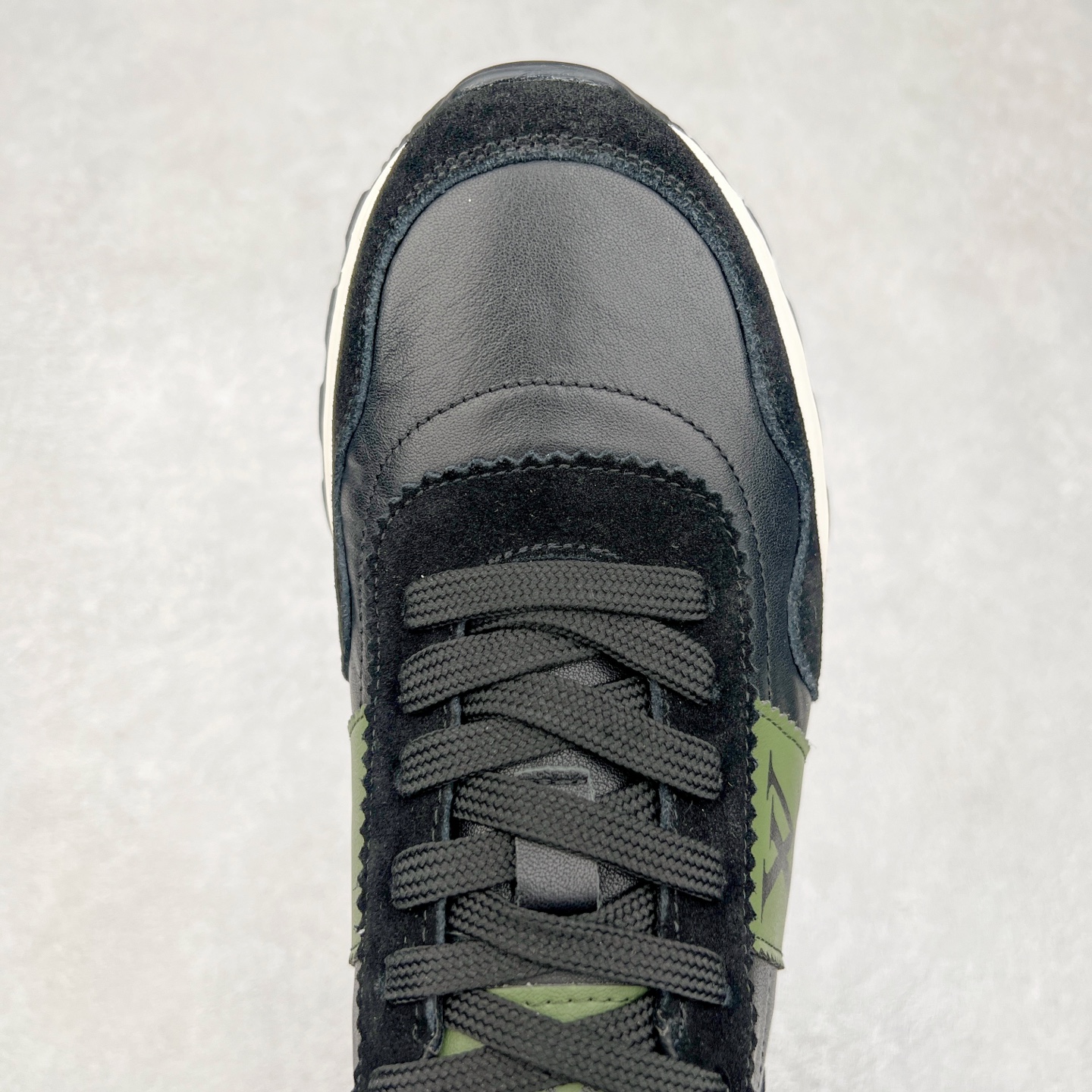 图片[4]-Louis Vuitton LV路易威登休闲文化运动板鞋系列 广东大厂品质 舒适轻泡大底和百搭性霸屏整个时尚娱乐圈，细节调整完美主义！鞋面采用进口头层小牛皮搭配头层磨砂牛皮材质 独家开模轻泡大底， 侧边采用3D打印标志性Logo 尽显贵族时尚气息，台湾进口小牛皮挂皮内里，配带正品全套包装。尺码：39 40 41 42 43 44（皮鞋码）-选品中心