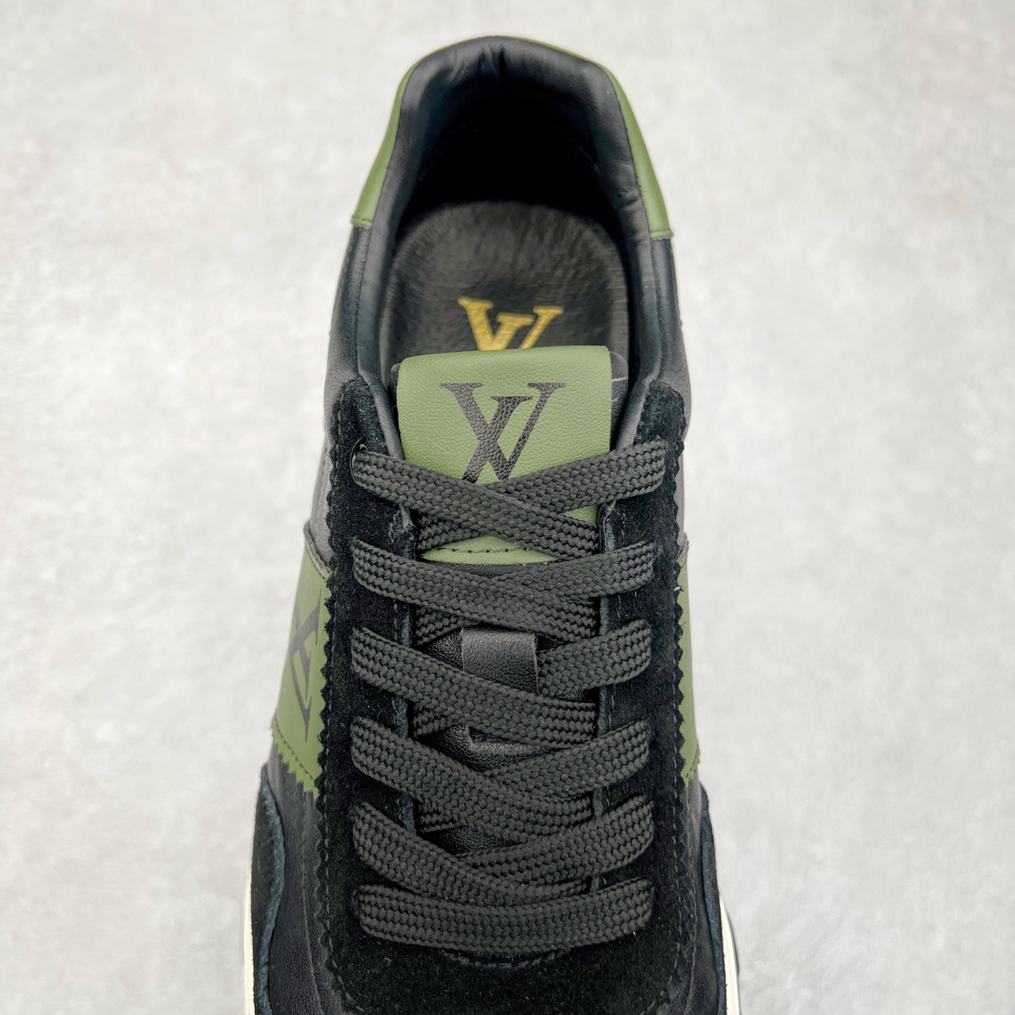 图片[5]-Louis Vuitton LV路易威登休闲文化运动板鞋系列 广东大厂品质 舒适轻泡大底和百搭性霸屏整个时尚娱乐圈，细节调整完美主义！鞋面采用进口头层小牛皮搭配头层磨砂牛皮材质 独家开模轻泡大底， 侧边采用3D打印标志性Logo 尽显贵族时尚气息，台湾进口小牛皮挂皮内里，配带正品全套包装。尺码：39 40 41 42 43 44（皮鞋码）-选品中心