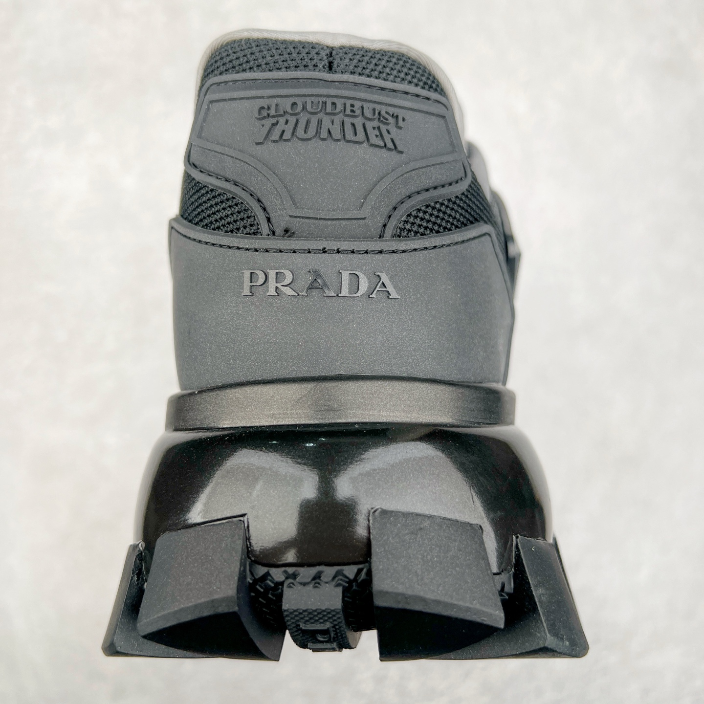 图片[8]-PRADA Cloudbust Thunder 普拉达厚底低帮休闲鞋 该鞋款选用织物和橡胶打造 诠释繁复精致的鞋型 锯齿状橡胶胎面花纹精雕细琢 橡胶饰片赋予鞋面立体效果 尺码：36 37 38 39 40 41 42 43 44 45 46 比运动鞋偏大一码-选品中心