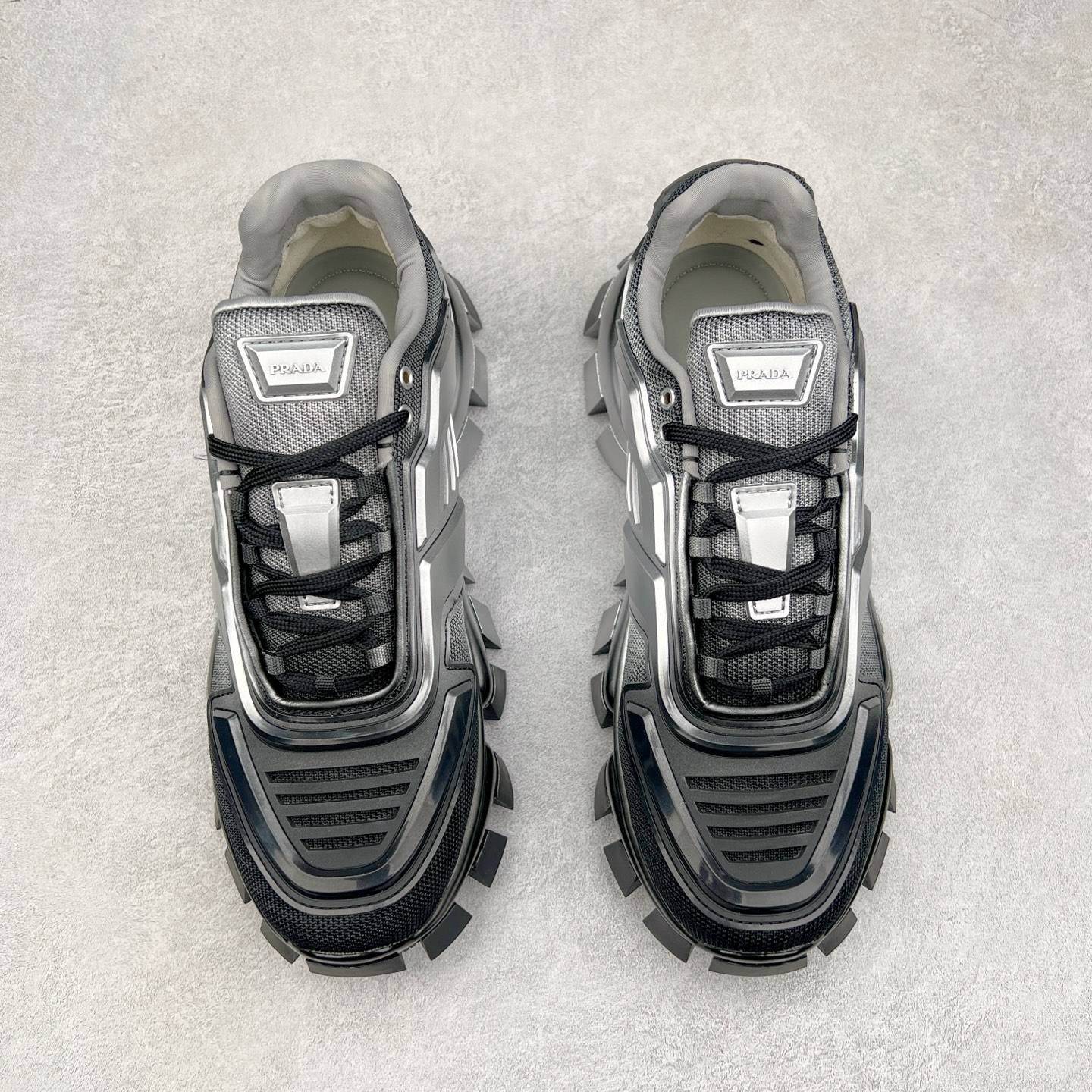 图片[2]-PRADA Cloudbust Thunder 普拉达厚底低帮休闲鞋 该鞋款选用织物和橡胶打造 诠释繁复精致的鞋型 锯齿状橡胶胎面花纹精雕细琢 橡胶饰片赋予鞋面立体效果 尺码：36 37 38 39 40 41 42 43 44 45 46 比运动鞋偏大一码-选品中心