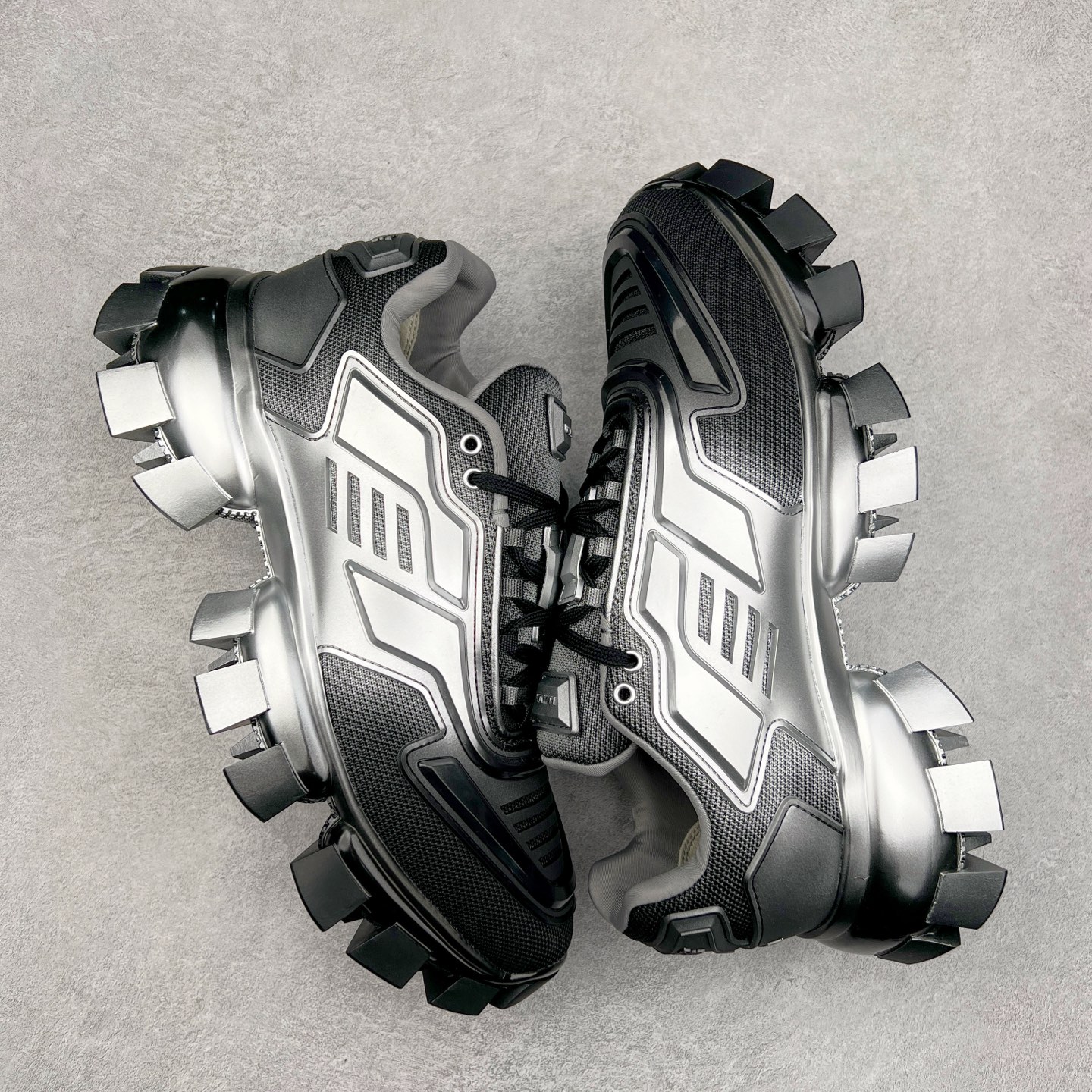 图片[3]-PRADA Cloudbust Thunder 普拉达厚底低帮休闲鞋 该鞋款选用织物和橡胶打造 诠释繁复精致的鞋型 锯齿状橡胶胎面花纹精雕细琢 橡胶饰片赋予鞋面立体效果 尺码：36 37 38 39 40 41 42 43 44 45 46 比运动鞋偏大一码-选品中心