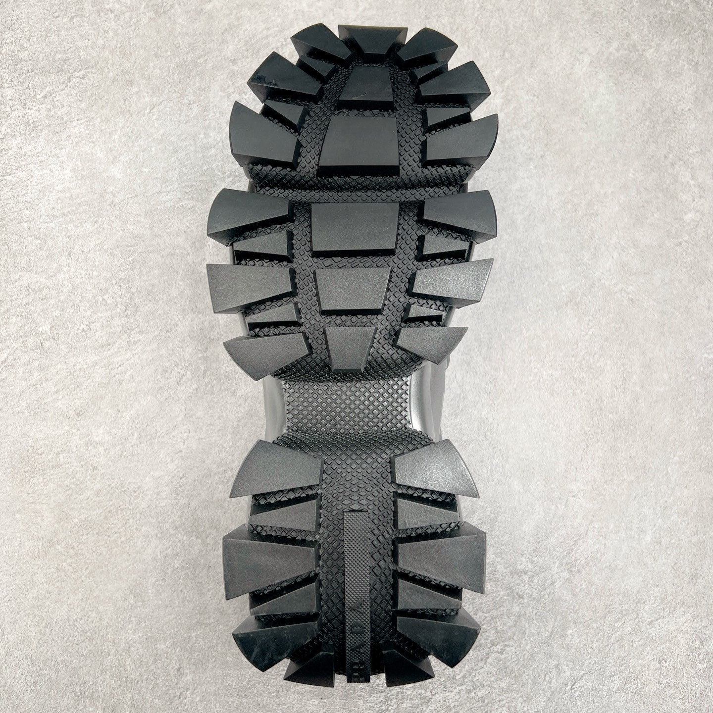 图片[9]-PRADA Cloudbust Thunder 普拉达厚底低帮休闲鞋 该鞋款选用织物和橡胶打造 诠释繁复精致的鞋型 锯齿状橡胶胎面花纹精雕细琢 橡胶饰片赋予鞋面立体效果 尺码：36 37 38 39 40 41 42 43 44 45 46 比运动鞋偏大一码-选品中心