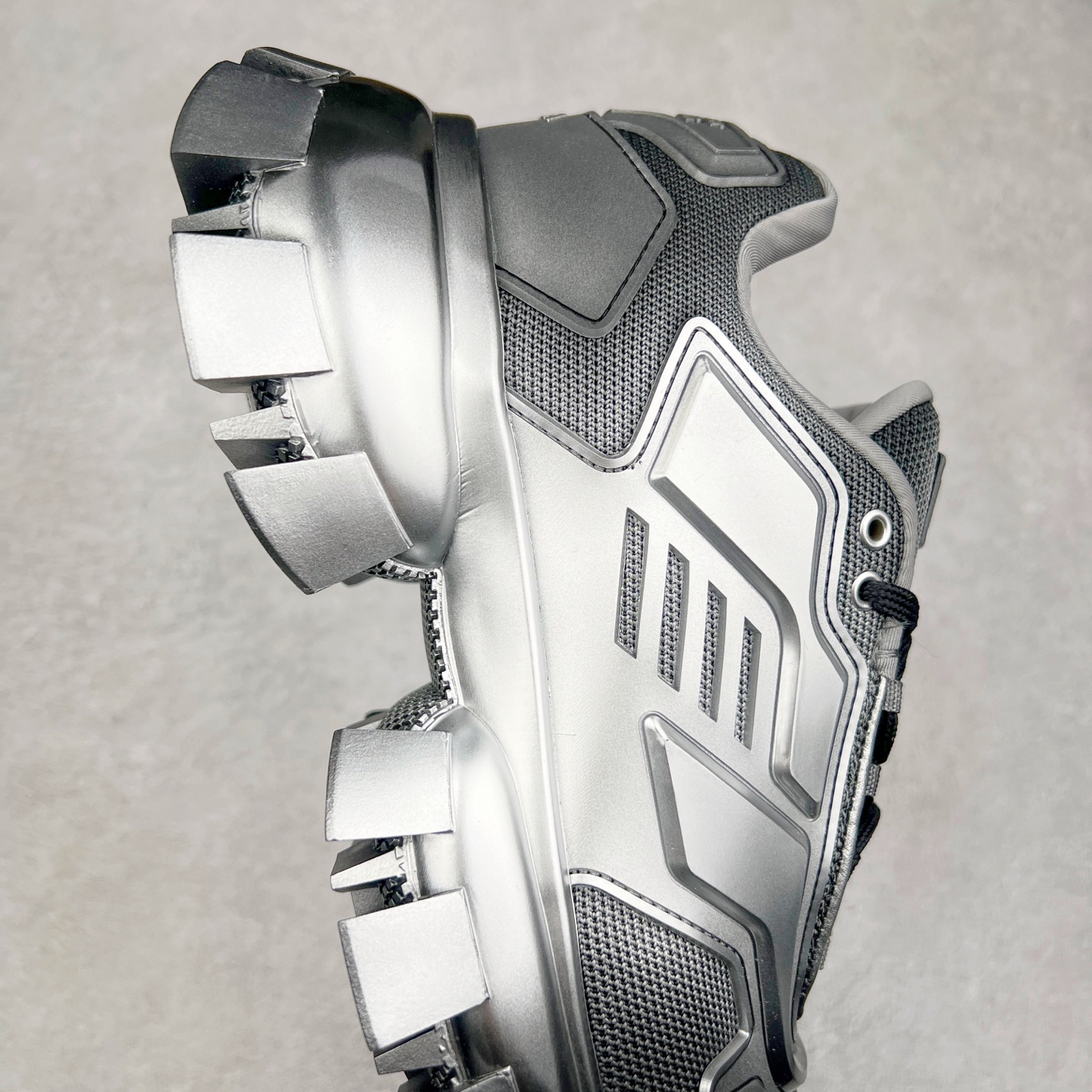 图片[6]-PRADA Cloudbust Thunder 普拉达厚底低帮休闲鞋 该鞋款选用织物和橡胶打造 诠释繁复精致的鞋型 锯齿状橡胶胎面花纹精雕细琢 橡胶饰片赋予鞋面立体效果 尺码：36 37 38 39 40 41 42 43 44 45 46 比运动鞋偏大一码-选品中心