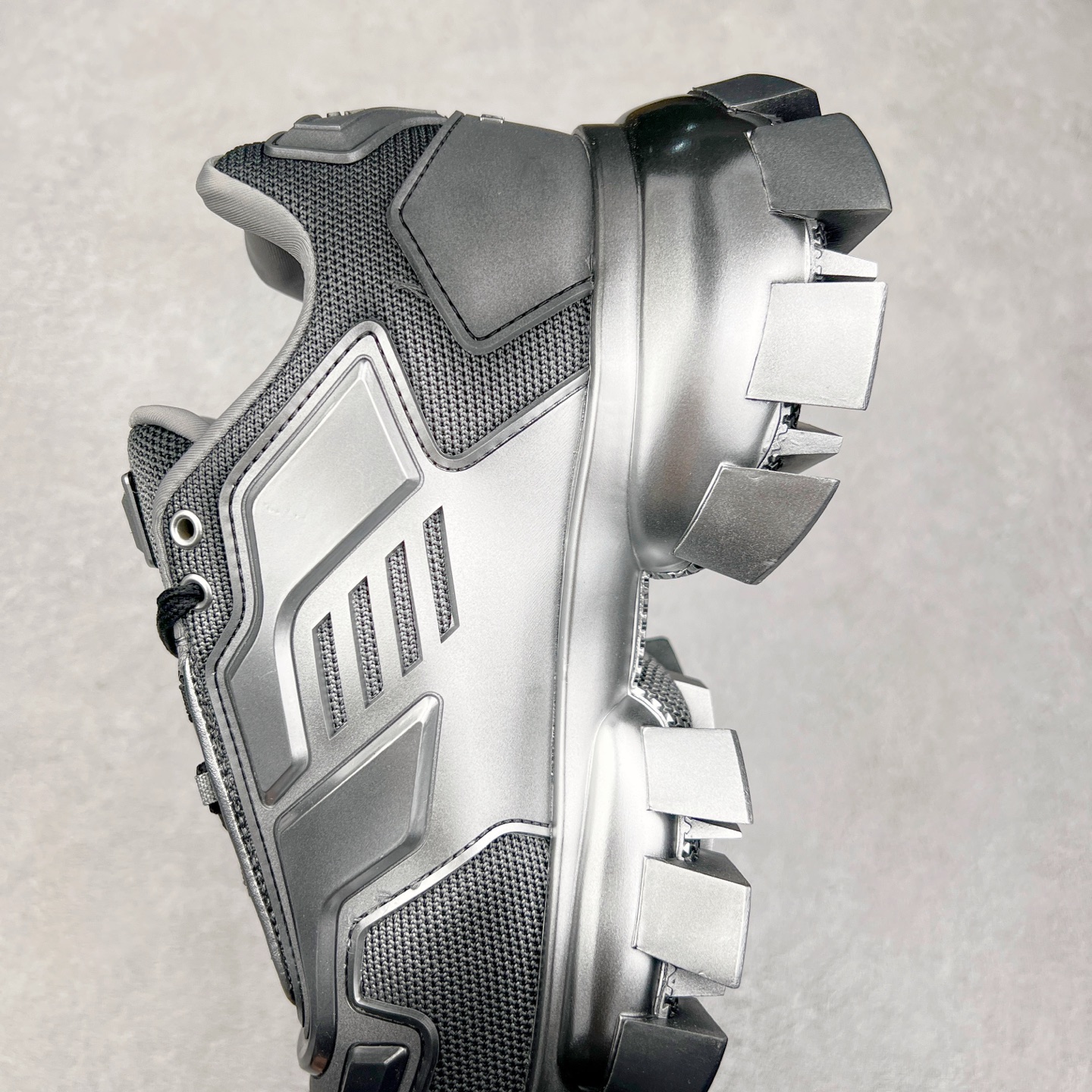 图片[7]-PRADA Cloudbust Thunder 普拉达厚底低帮休闲鞋 该鞋款选用织物和橡胶打造 诠释繁复精致的鞋型 锯齿状橡胶胎面花纹精雕细琢 橡胶饰片赋予鞋面立体效果 尺码：36 37 38 39 40 41 42 43 44 45 46 比运动鞋偏大一码-选品中心