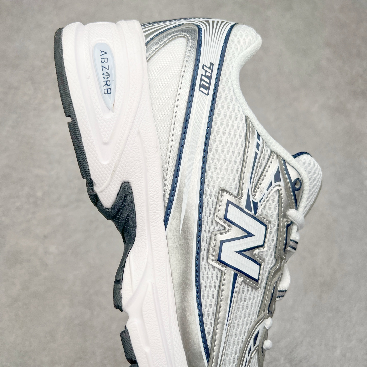 图片[6]-＃福利特价 New Balance MR740 NB新百伦系列复古老爹风休闲运动慢跑鞋 采用轻质牛剖革拼接透气网眼衬垫织物鞋面材质 T-Beam大底提供足步弓支撑 保持步态稳定#后跟搭载外露缓震胶 鞋身整体以各种深浅不一的灰色覆盖 鞋头以淡蓝色调装饰，网眼衬垫通过不规律的色块实现做旧的美感 泛黄的鞋底更是进一步增添了复古气息 尺码：36 37 37.5 38 38.5 39.5 40 40.5 41.5 42 42.5 43 44 45-选品中心