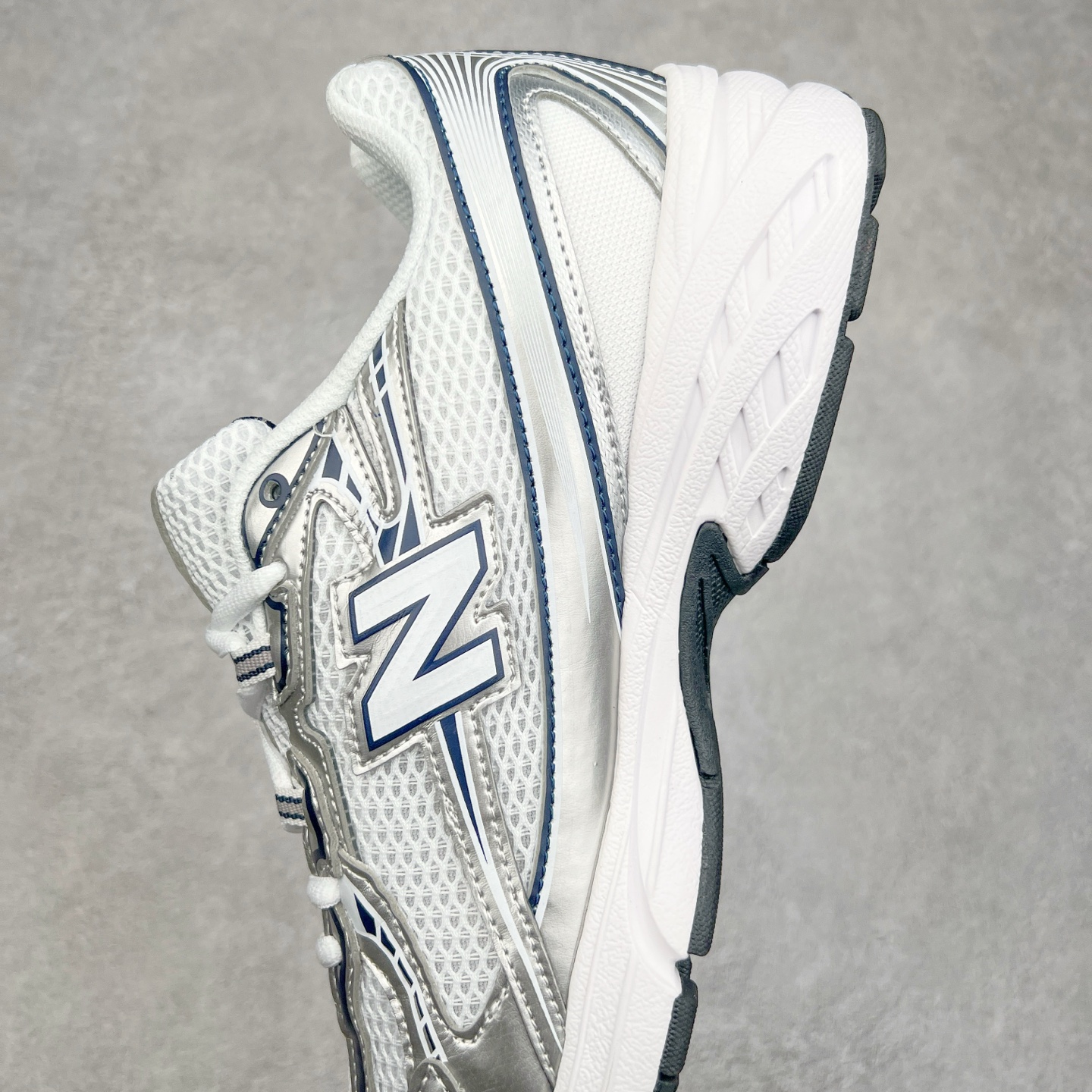 图片[7]-＃福利特价 New Balance MR740 NB新百伦系列复古老爹风休闲运动慢跑鞋 采用轻质牛剖革拼接透气网眼衬垫织物鞋面材质 T-Beam大底提供足步弓支撑 保持步态稳定#后跟搭载外露缓震胶 鞋身整体以各种深浅不一的灰色覆盖 鞋头以淡蓝色调装饰，网眼衬垫通过不规律的色块实现做旧的美感 泛黄的鞋底更是进一步增添了复古气息 尺码：36 37 37.5 38 38.5 39.5 40 40.5 41.5 42 42.5 43 44 45-选品中心