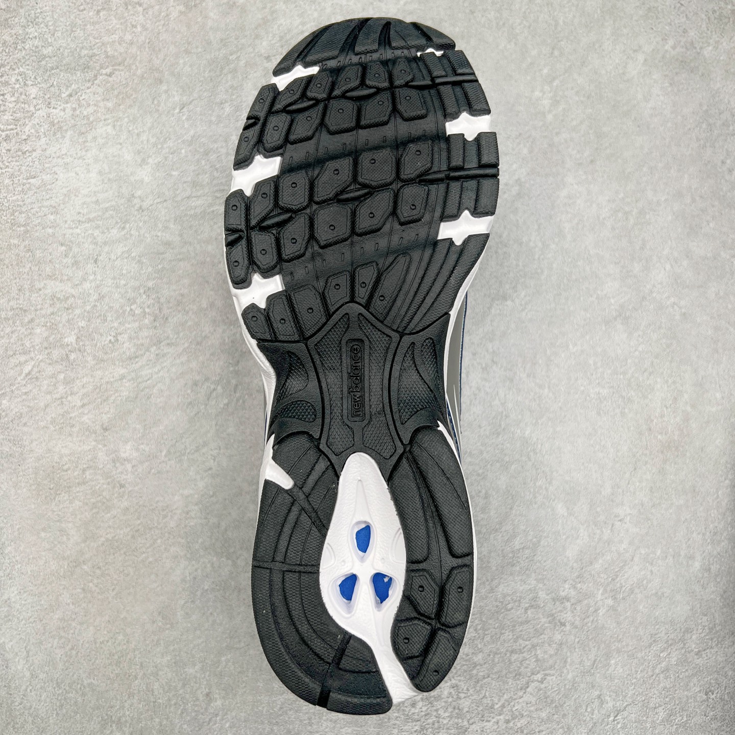 图片[9]-＃福利特价 New Balance MR740 NB新百伦系列复古老爹风休闲运动慢跑鞋 采用轻质牛剖革拼接透气网眼衬垫织物鞋面材质 T-Beam大底提供足步弓支撑 保持步态稳定#后跟搭载外露缓震胶 鞋身整体以各种深浅不一的灰色覆盖 鞋头以淡蓝色调装饰，网眼衬垫通过不规律的色块实现做旧的美感 泛黄的鞋底更是进一步增添了复古气息 尺码：36 37 37.5 38 38.5 39.5 40 40.5 41.5 42 42.5 43 44 45-选品中心