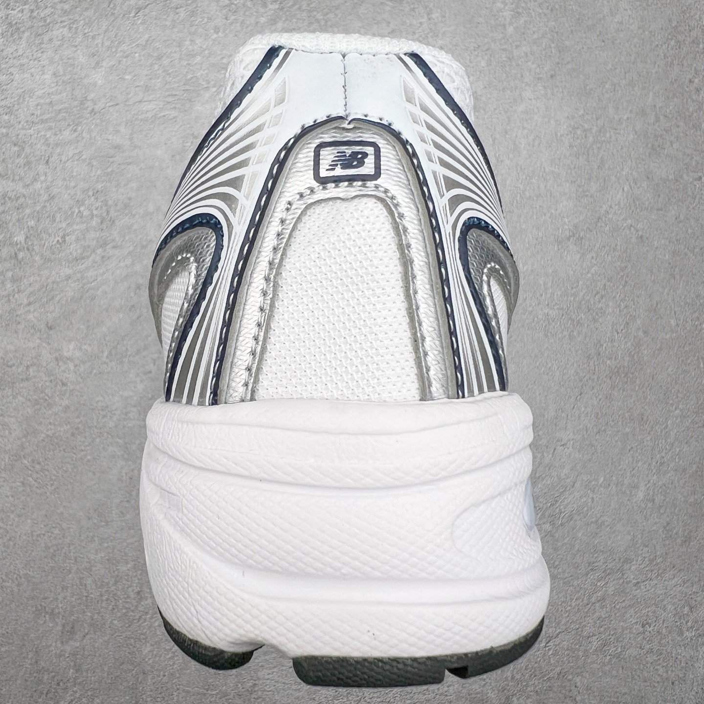 图片[8]-＃福利特价 New Balance MR740 NB新百伦系列复古老爹风休闲运动慢跑鞋 采用轻质牛剖革拼接透气网眼衬垫织物鞋面材质 T-Beam大底提供足步弓支撑 保持步态稳定#后跟搭载外露缓震胶 鞋身整体以各种深浅不一的灰色覆盖 鞋头以淡蓝色调装饰，网眼衬垫通过不规律的色块实现做旧的美感 泛黄的鞋底更是进一步增添了复古气息 尺码：36 37 37.5 38 38.5 39.5 40 40.5 41.5 42 42.5 43 44 45-选品中心