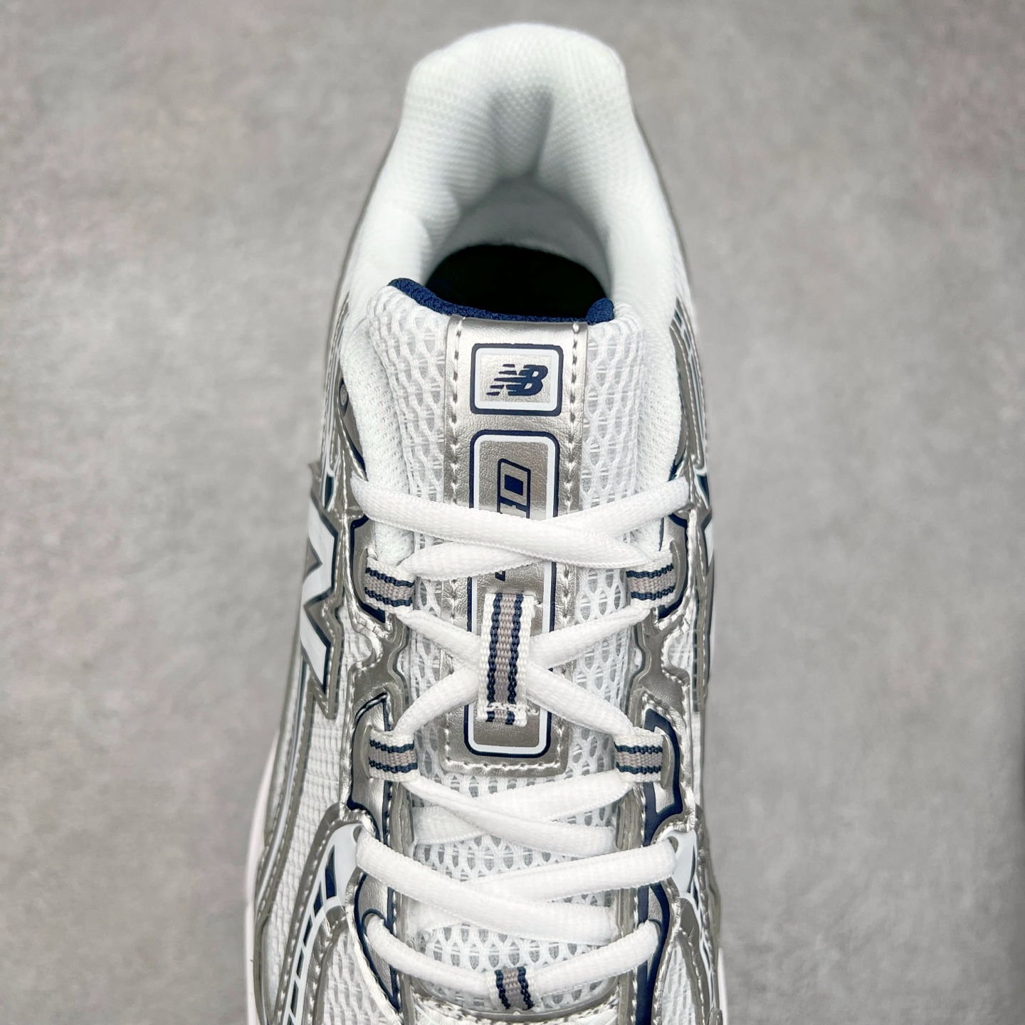 图片[5]-＃福利特价 New Balance MR740 NB新百伦系列复古老爹风休闲运动慢跑鞋 采用轻质牛剖革拼接透气网眼衬垫织物鞋面材质 T-Beam大底提供足步弓支撑 保持步态稳定#后跟搭载外露缓震胶 鞋身整体以各种深浅不一的灰色覆盖 鞋头以淡蓝色调装饰，网眼衬垫通过不规律的色块实现做旧的美感 泛黄的鞋底更是进一步增添了复古气息 尺码：36 37 37.5 38 38.5 39.5 40 40.5 41.5 42 42.5 43 44 45-选品中心