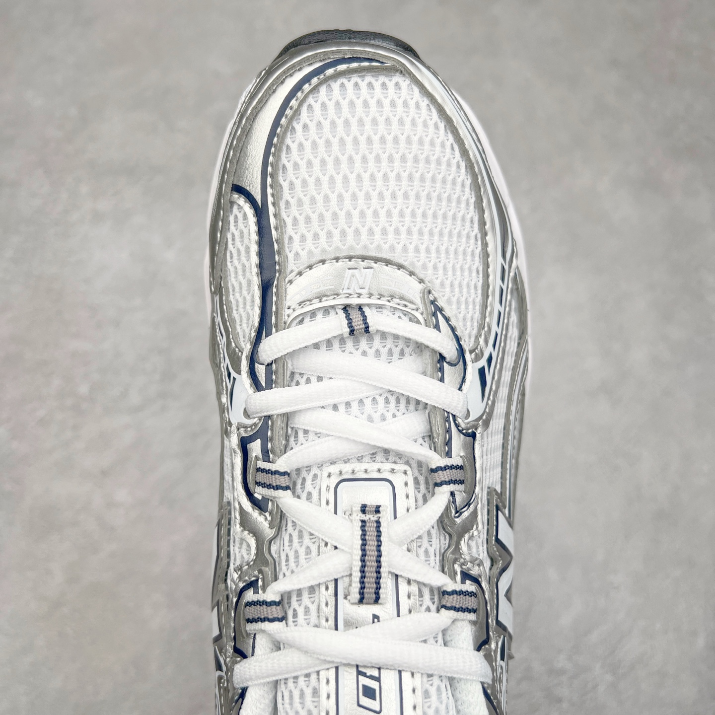 图片[4]-＃福利特价 New Balance MR740 NB新百伦系列复古老爹风休闲运动慢跑鞋 采用轻质牛剖革拼接透气网眼衬垫织物鞋面材质 T-Beam大底提供足步弓支撑 保持步态稳定#后跟搭载外露缓震胶 鞋身整体以各种深浅不一的灰色覆盖 鞋头以淡蓝色调装饰，网眼衬垫通过不规律的色块实现做旧的美感 泛黄的鞋底更是进一步增添了复古气息 尺码：36 37 37.5 38 38.5 39.5 40 40.5 41.5 42 42.5 43 44 45-选品中心