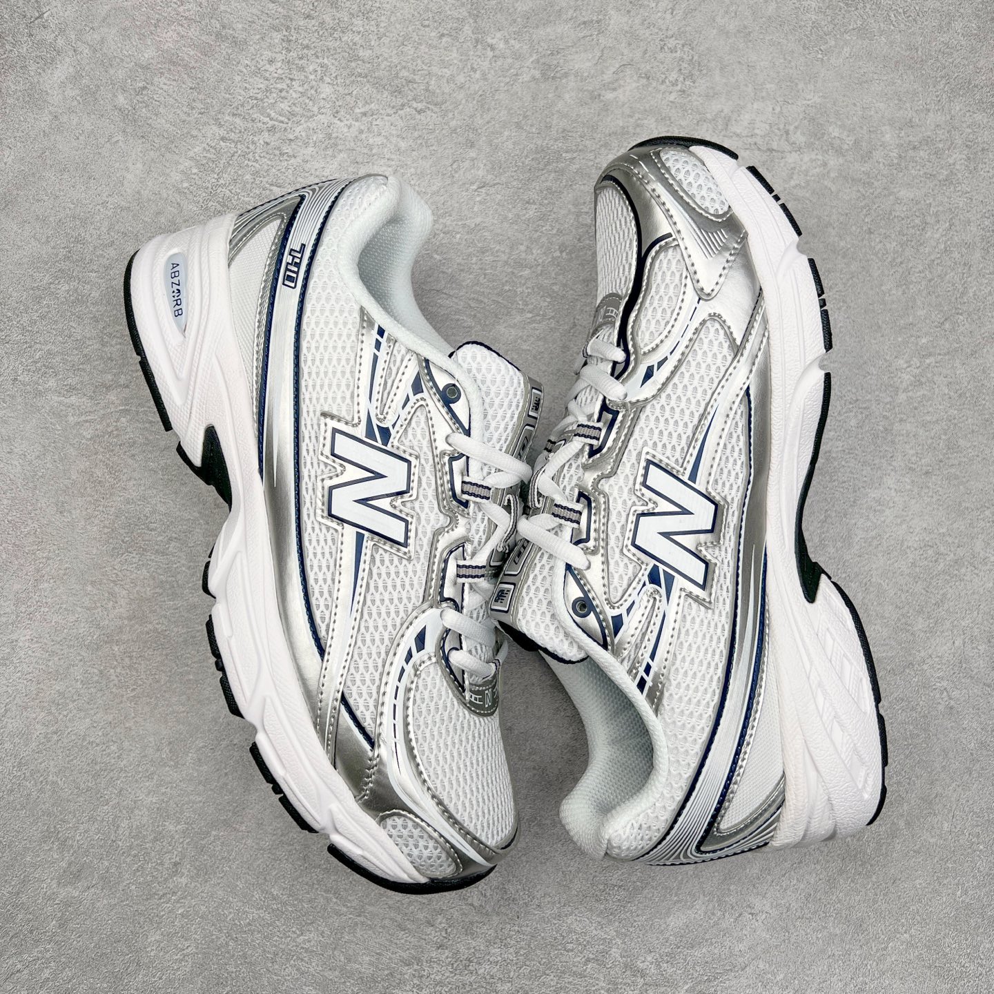 图片[3]-＃福利特价 New Balance MR740 NB新百伦系列复古老爹风休闲运动慢跑鞋 采用轻质牛剖革拼接透气网眼衬垫织物鞋面材质 T-Beam大底提供足步弓支撑 保持步态稳定#后跟搭载外露缓震胶 鞋身整体以各种深浅不一的灰色覆盖 鞋头以淡蓝色调装饰，网眼衬垫通过不规律的色块实现做旧的美感 泛黄的鞋底更是进一步增添了复古气息 尺码：36 37 37.5 38 38.5 39.5 40 40.5 41.5 42 42.5 43 44 45-选品中心